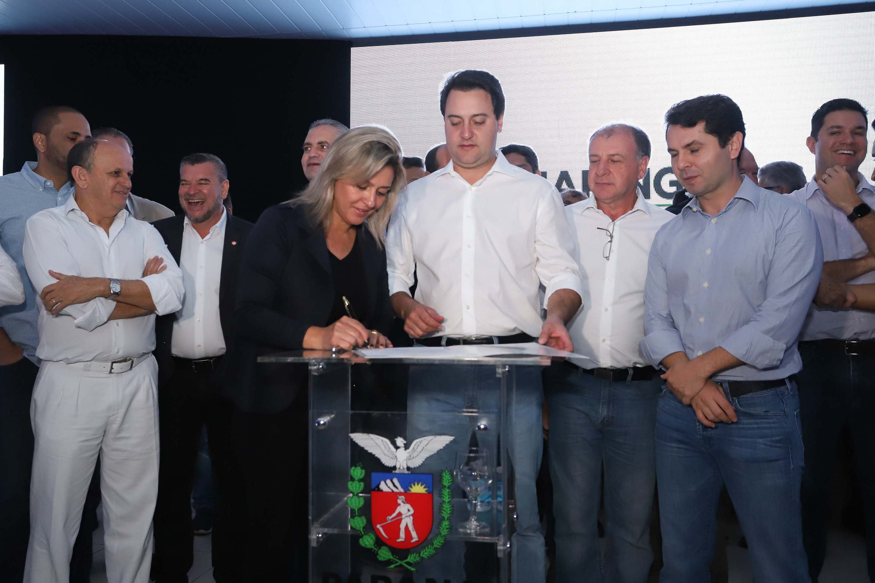 O Governo do Paraná concluiu nesta sexta-feira (17) a agenda em Maringá com a confirmação de R$ 41 milhões para ações e investimentos em 40 municípios da região Noroeste. O governador Carlos Massa Ratinho Junior recebeu prefeitos na 47ª Expoingá, no Parque Internacional de Exposições Francisco Feio Ribeiro. O encontro fez parte das ações em Maringá como sede administrativa do governo estadual. Foto: Rodrio Felix Leal/ANPr