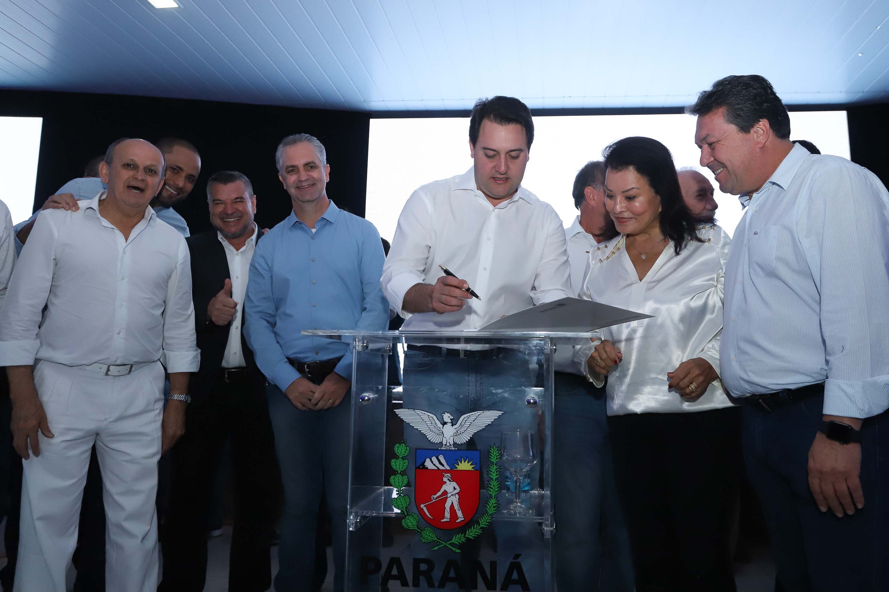 O Governo do Paraná concluiu nesta sexta-feira (17) a agenda em Maringá com a confirmação de R$ 41 milhões para ações e investimentos em 40 municípios da região Noroeste. O governador Carlos Massa Ratinho Junior recebeu prefeitos na 47ª Expoingá, no Parque Internacional de Exposições Francisco Feio Ribeiro. O encontro fez parte das ações em Maringá como sede administrativa do governo estadual. Foto: Rodrio Felix Leal/ANPr