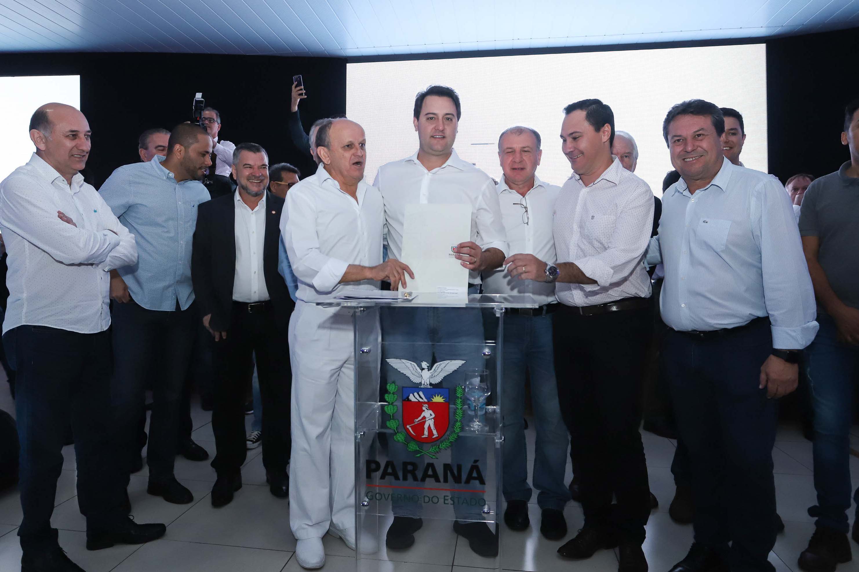 O Governo do Paraná concluiu nesta sexta-feira (17) a agenda em Maringá com a confirmação de R$ 41 milhões para ações e investimentos em 40 municípios da região Noroeste. O governador Carlos Massa Ratinho Junior recebeu prefeitos na 47ª Expoingá, no Parque Internacional de Exposições Francisco Feio Ribeiro. O encontro fez parte das ações em Maringá como sede administrativa do governo estadual. Foto: Rodrio Felix Leal/ANPr
