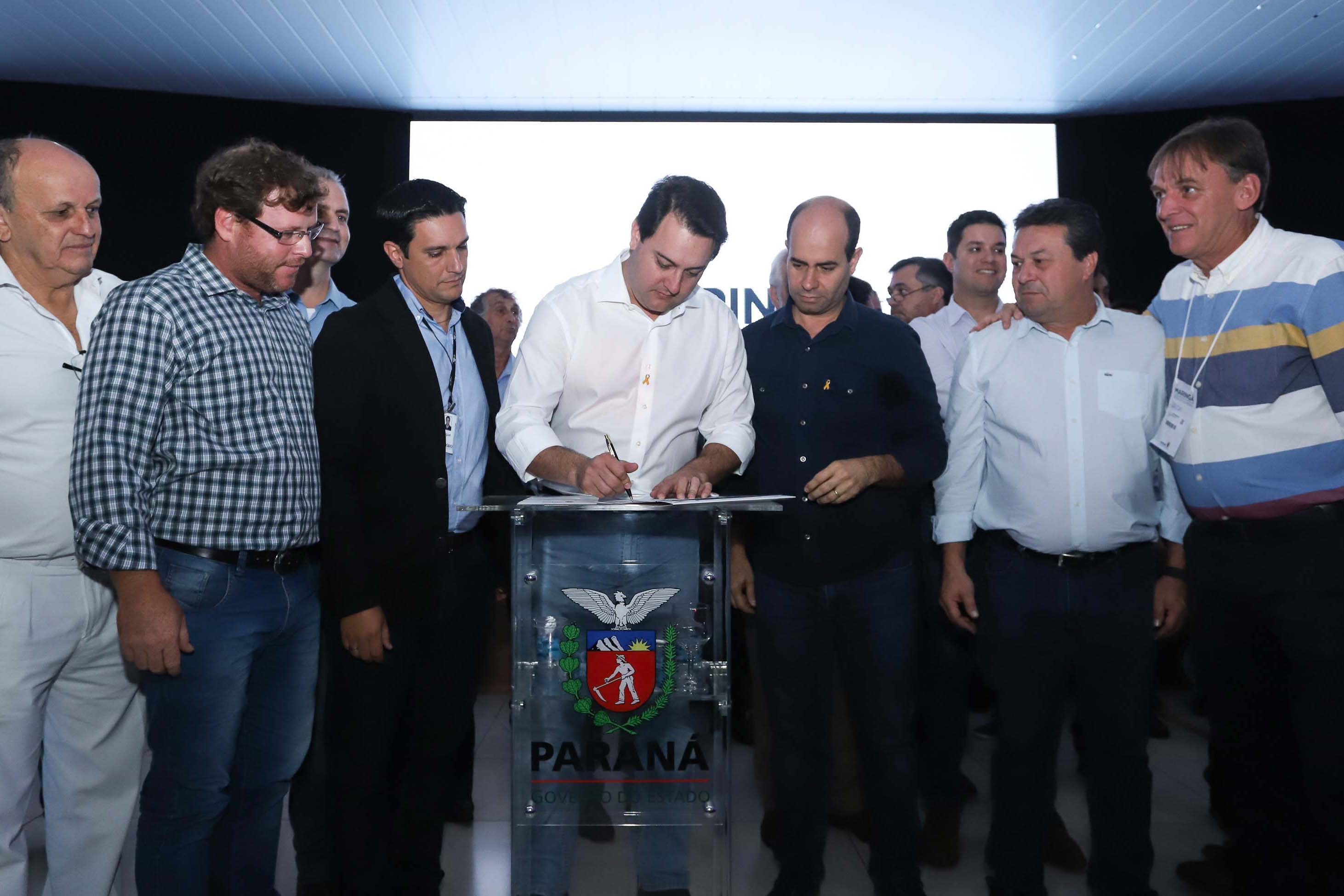 O Governo do Paraná concluiu nesta sexta-feira (17) a agenda em Maringá com a confirmação de R$ 41 milhões para ações e investimentos em 40 municípios da região Noroeste. O governador Carlos Massa Ratinho Junior recebeu prefeitos na 47ª Expoingá, no Parque Internacional de Exposições Francisco Feio Ribeiro. O encontro fez parte das ações em Maringá como sede administrativa do governo estadual. Foto: Rodrio Felix Leal/ANPr