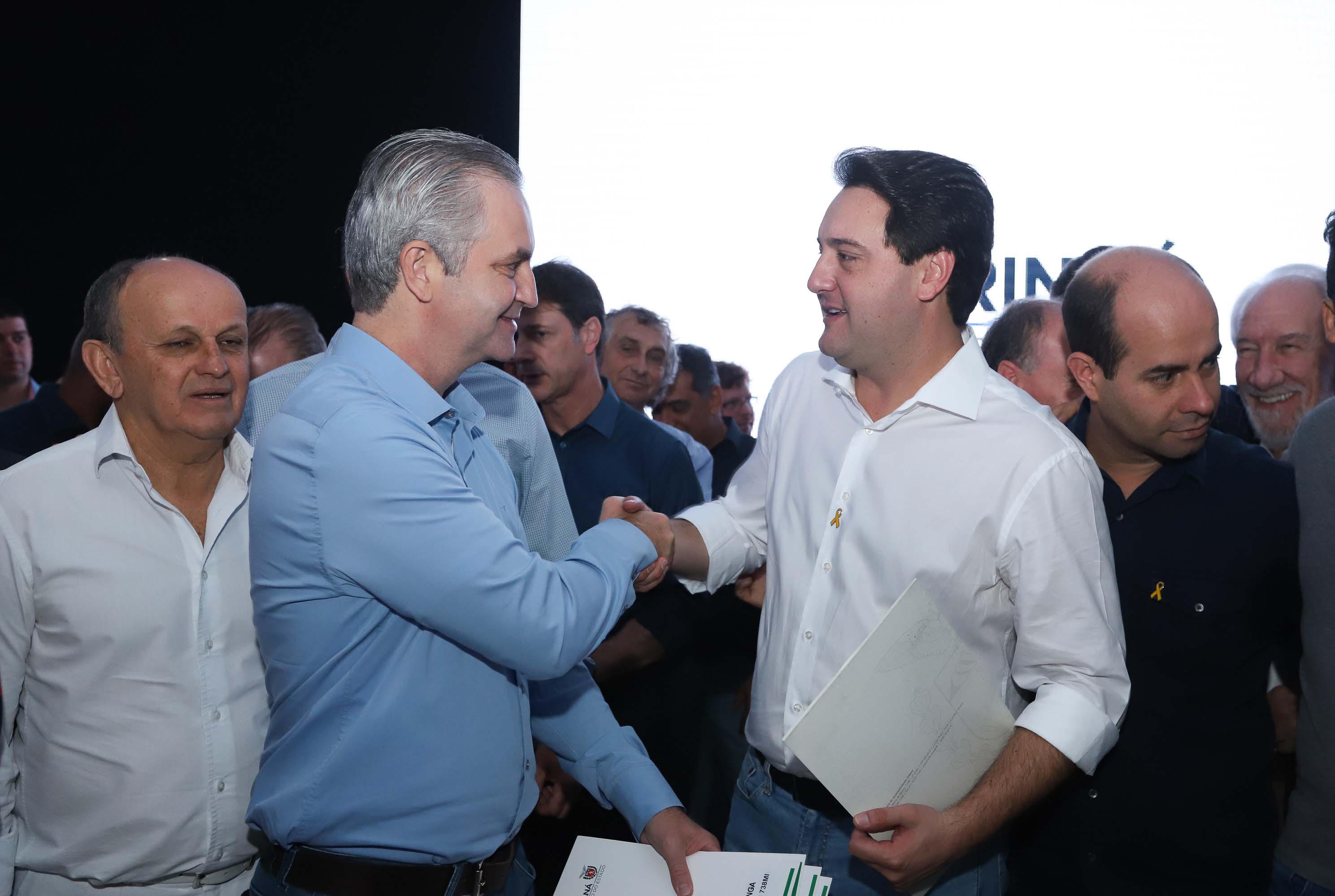 O Governo do Paraná concluiu nesta sexta-feira (17) a agenda em Maringá com a confirmação de R$ 41 milhões para ações e investimentos em 40 municípios da região Noroeste. O governador Carlos Massa Ratinho Junior recebeu prefeitos na 47ª Expoingá, no Parque Internacional de Exposições Francisco Feio Ribeiro. O encontro fez parte das ações em Maringá como sede administrativa do governo estadual. Foto: Rodrio Felix Leal/ANPr