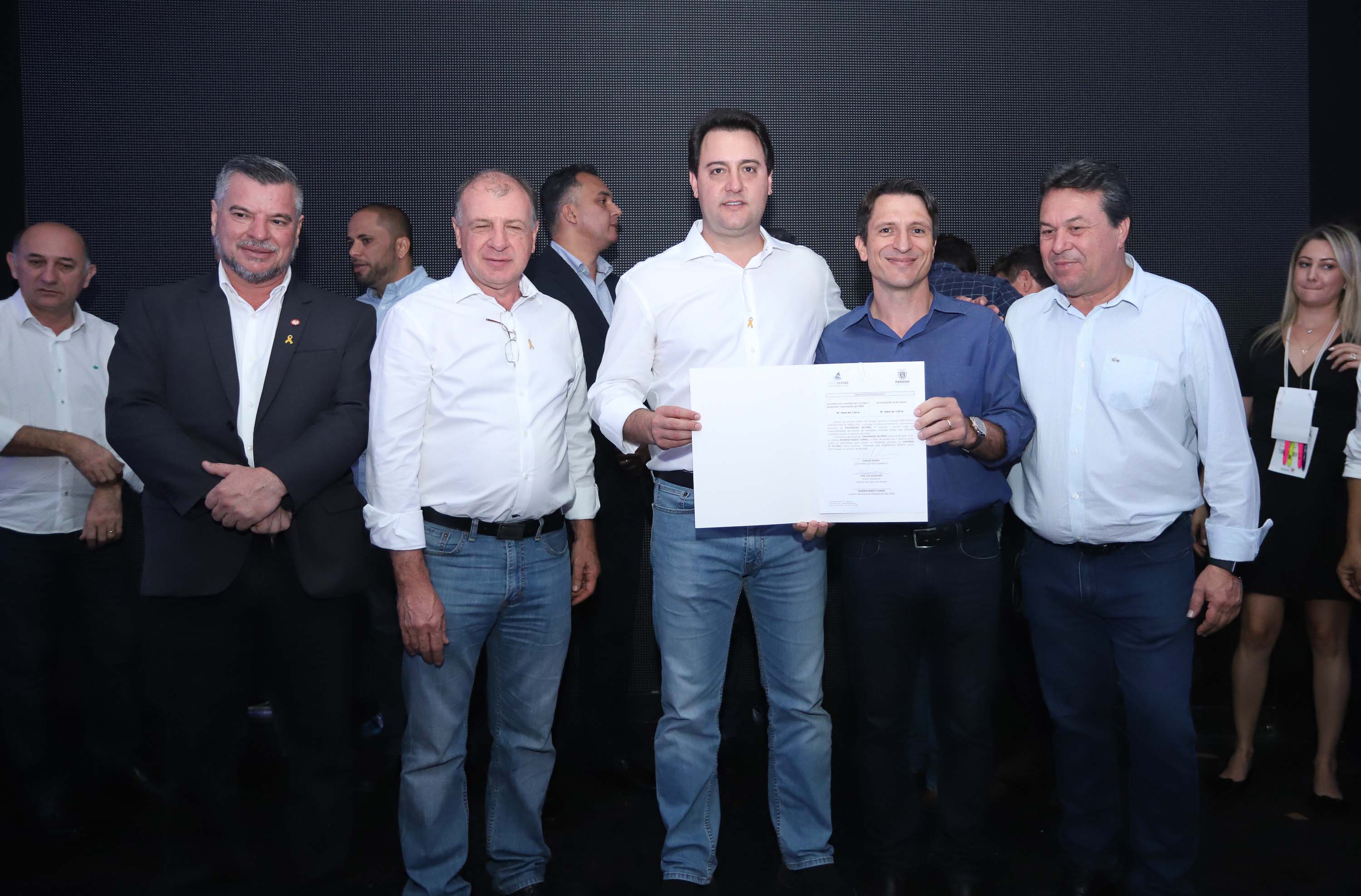 O Governo do Paraná concluiu nesta sexta-feira (17) a agenda em Maringá com a confirmação de R$ 41 milhões para ações e investimentos em 40 municípios da região Noroeste. O governador Carlos Massa Ratinho Junior recebeu prefeitos na 47ª Expoingá, no Parque Internacional de Exposições Francisco Feio Ribeiro. O encontro fez parte das ações em Maringá como sede administrativa do governo estadual. Foto: Rodrio Felix Leal/ANPr
