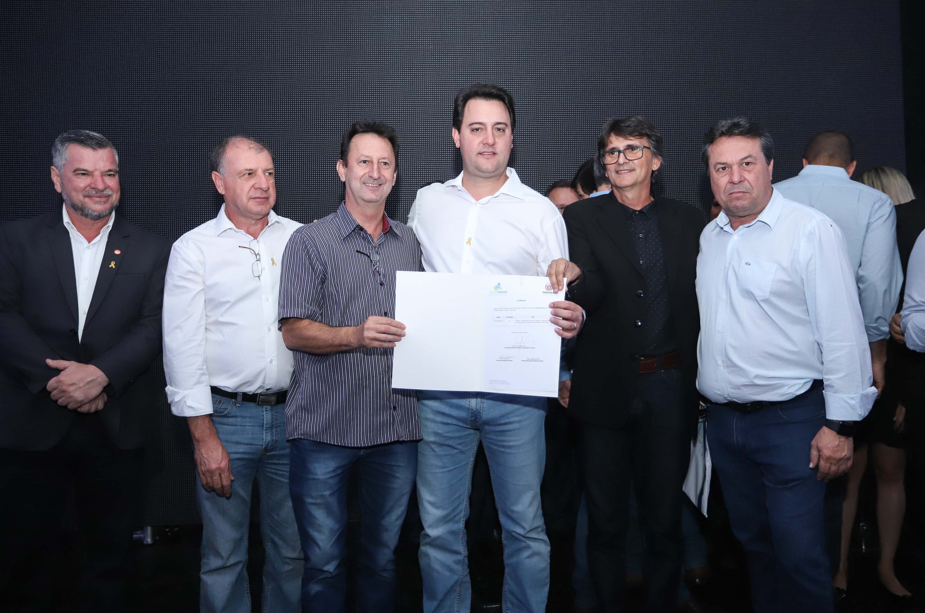 O Governo do Paraná concluiu nesta sexta-feira (17) a agenda em Maringá com a confirmação de R$ 41 milhões para ações e investimentos em 40 municípios da região Noroeste. O governador Carlos Massa Ratinho Junior recebeu prefeitos na 47ª Expoingá, no Parque Internacional de Exposições Francisco Feio Ribeiro. O encontro fez parte das ações em Maringá como sede administrativa do governo estadual. Foto: Rodrio Felix Leal/ANPr