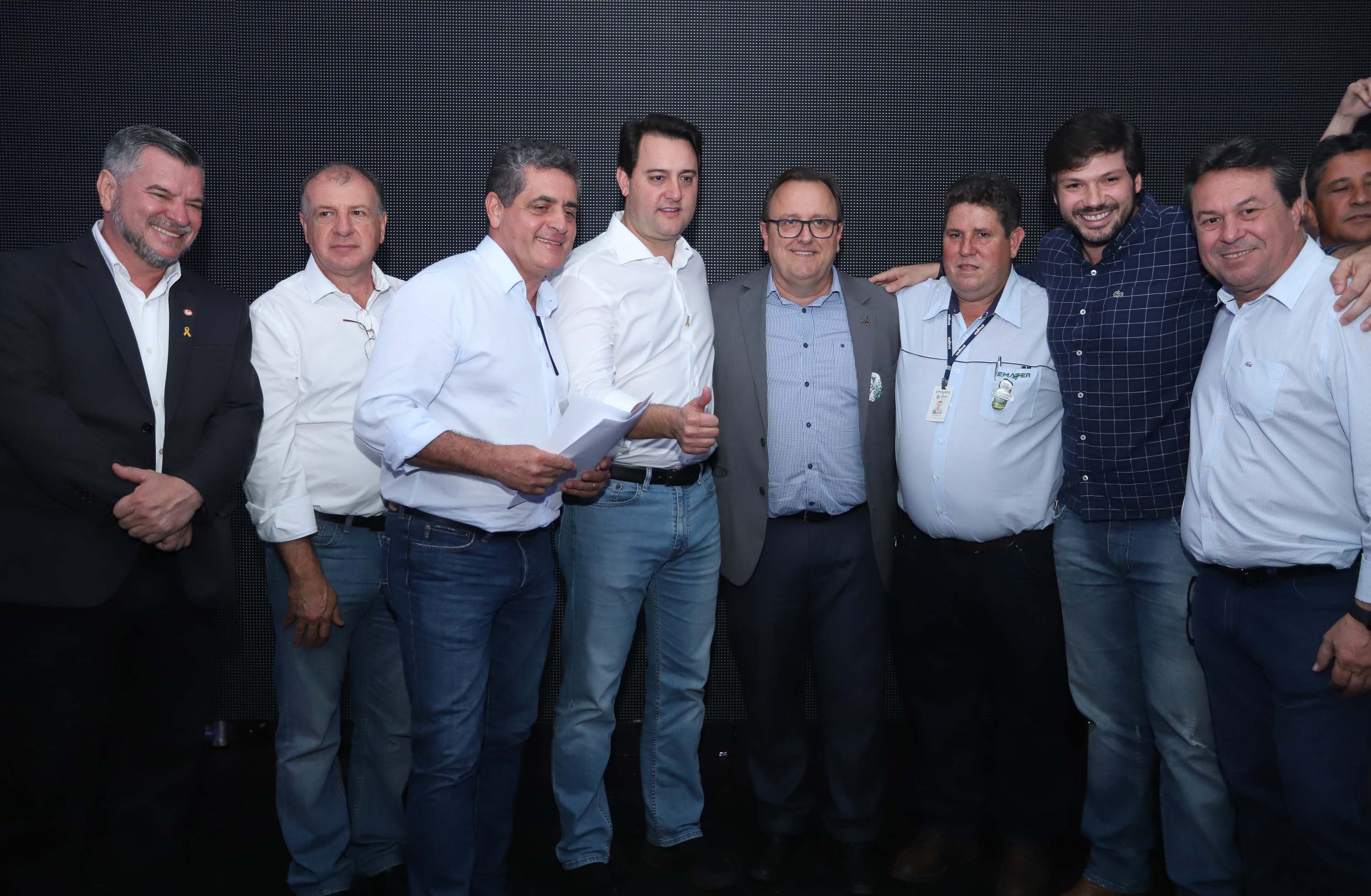 O Governo do Paraná concluiu nesta sexta-feira (17) a agenda em Maringá com a confirmação de R$ 41 milhões para ações e investimentos em 40 municípios da região Noroeste. O governador Carlos Massa Ratinho Junior recebeu prefeitos na 47ª Expoingá, no Parque Internacional de Exposições Francisco Feio Ribeiro. O encontro fez parte das ações em Maringá como sede administrativa do governo estadual. Foto: Rodrio Felix Leal/ANPr
