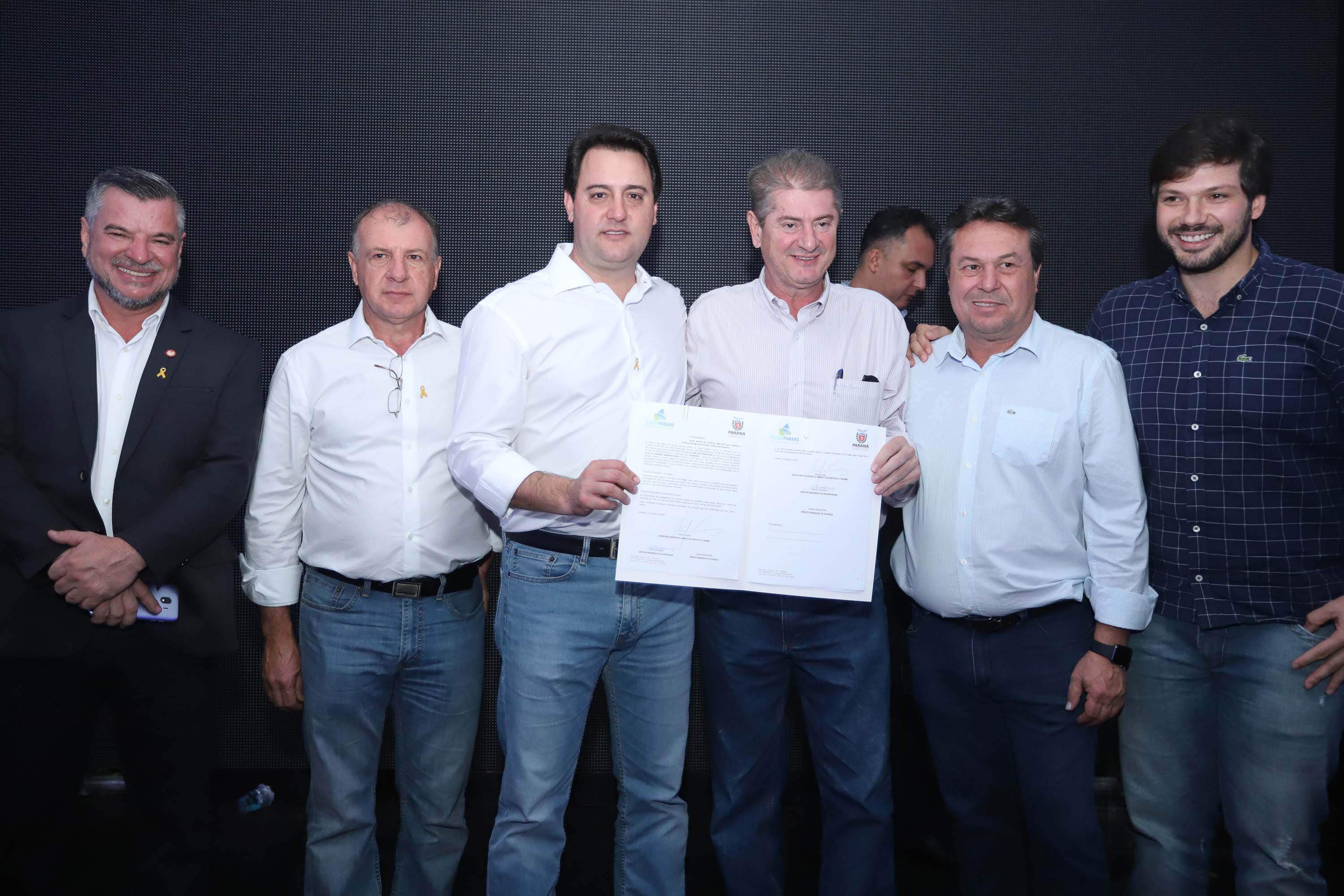 O Governo do Paraná concluiu nesta sexta-feira (17) a agenda em Maringá com a confirmação de R$ 41 milhões para ações e investimentos em 40 municípios da região Noroeste. O governador Carlos Massa Ratinho Junior recebeu prefeitos na 47ª Expoingá, no Parque Internacional de Exposições Francisco Feio Ribeiro. O encontro fez parte das ações em Maringá como sede administrativa do governo estadual. Foto: Rodrio Felix Leal/ANPr