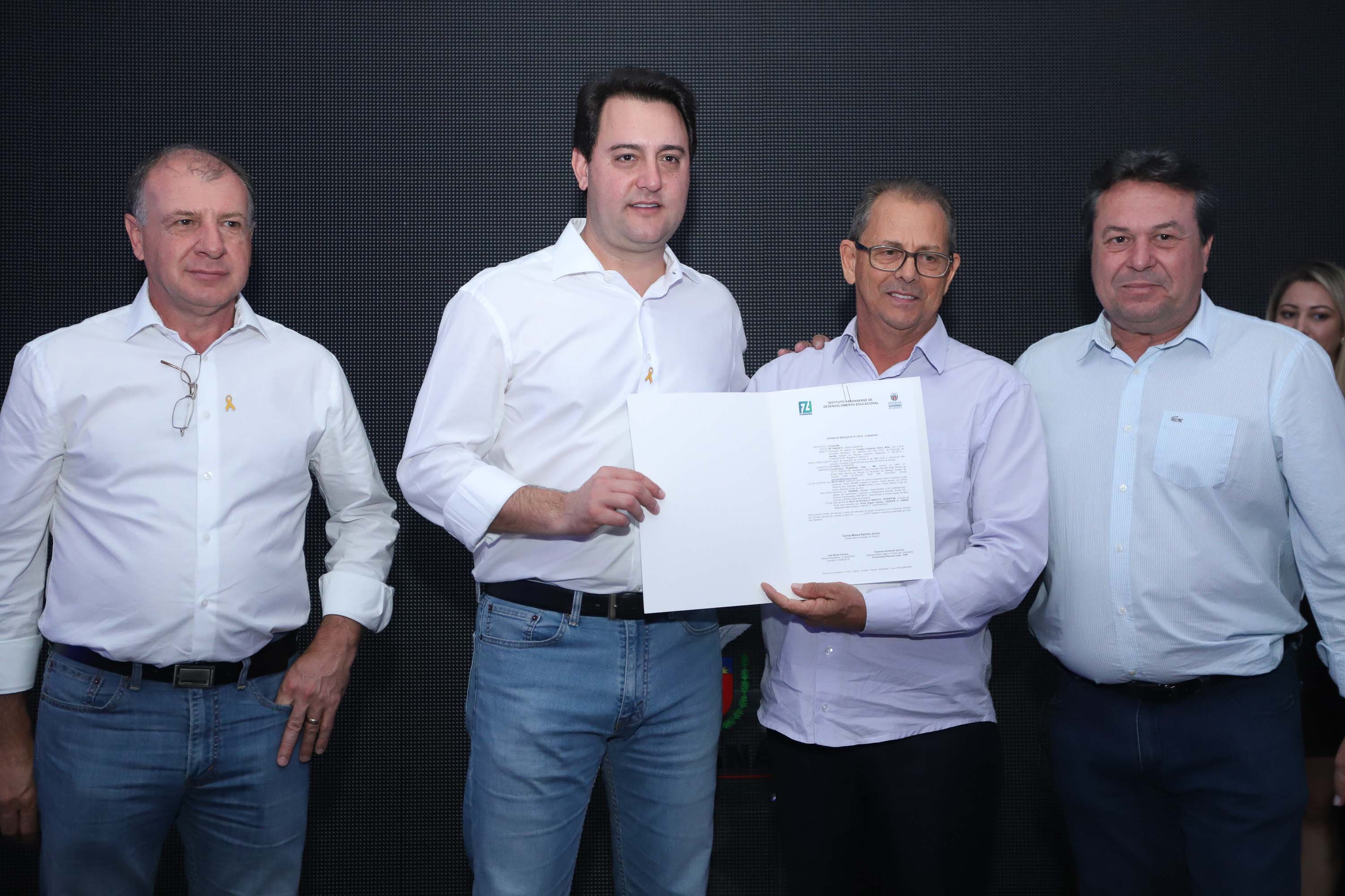 O Governo do Paraná concluiu nesta sexta-feira (17) a agenda em Maringá com a confirmação de R$ 41 milhões para ações e investimentos em 40 municípios da região Noroeste. O governador Carlos Massa Ratinho Junior recebeu prefeitos na 47ª Expoingá, no Parque Internacional de Exposições Francisco Feio Ribeiro. O encontro fez parte das ações em Maringá como sede administrativa do governo estadual. Foto: Rodrio Felix Leal/ANPr