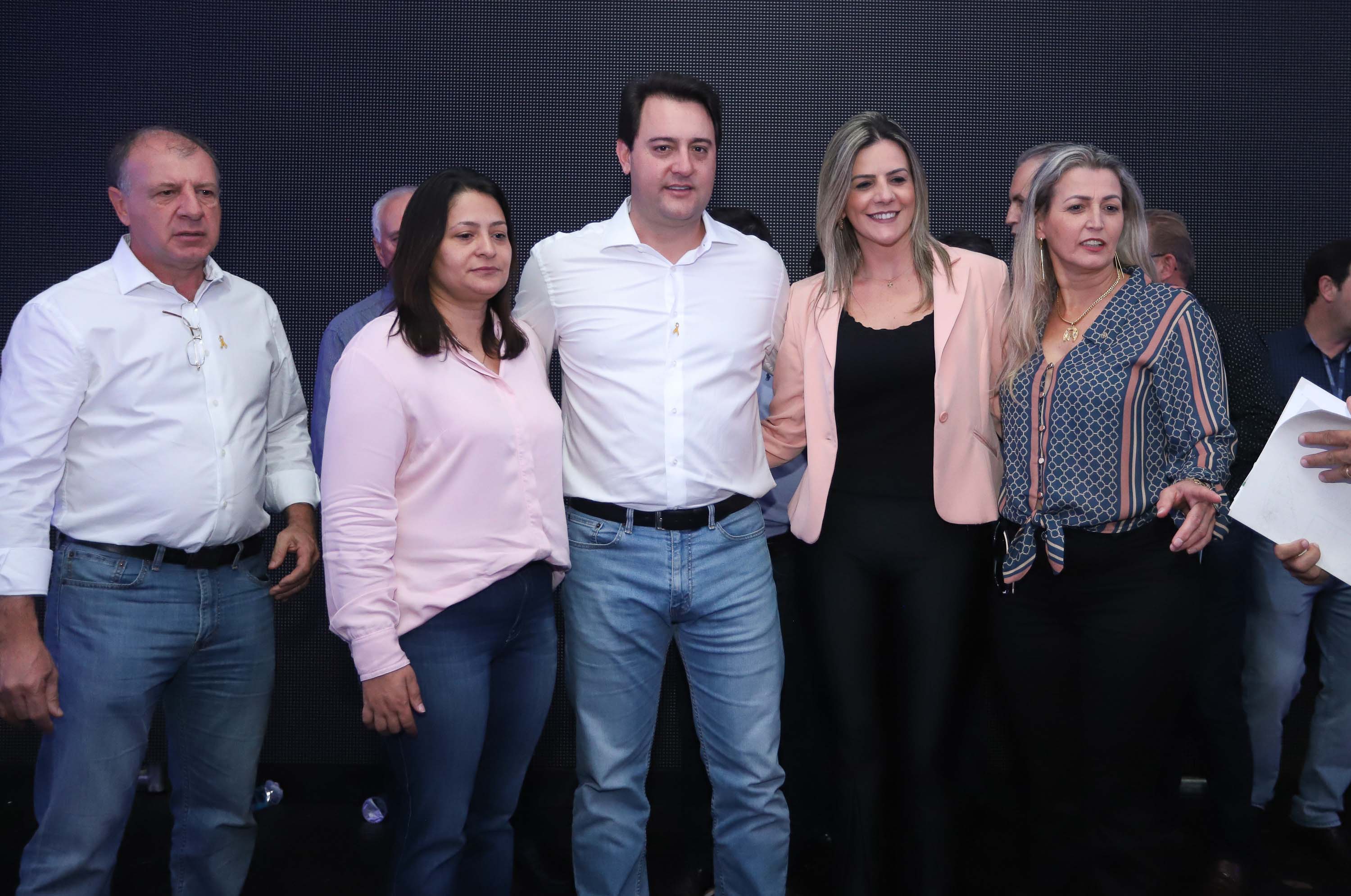 O Governo do Paraná concluiu nesta sexta-feira (17) a agenda em Maringá com a confirmação de R$ 41 milhões para ações e investimentos em 40 municípios da região Noroeste. O governador Carlos Massa Ratinho Junior recebeu prefeitos na 47ª Expoingá, no Parque Internacional de Exposições Francisco Feio Ribeiro. O encontro fez parte das ações em Maringá como sede administrativa do governo estadual. Foto: Rodrio Felix Leal/ANPr