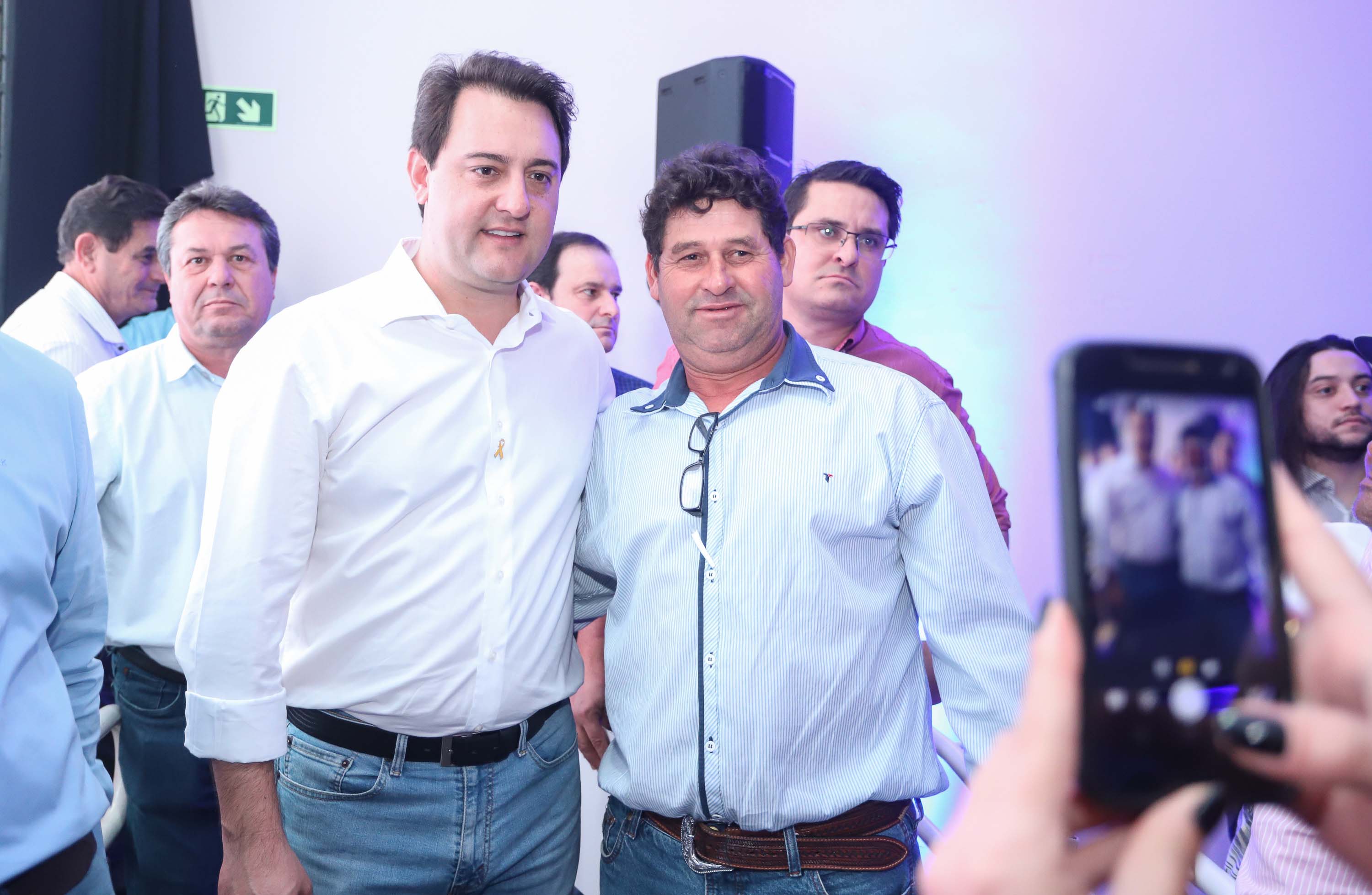 O Governo do Paraná concluiu nesta sexta-feira (17) a agenda em Maringá com a confirmação de R$ 41 milhões para ações e investimentos em 40 municípios da região Noroeste. O governador Carlos Massa Ratinho Junior recebeu prefeitos na 47ª Expoingá, no Parque Internacional de Exposições Francisco Feio Ribeiro. O encontro fez parte das ações em Maringá como sede administrativa do governo estadual. Foto: Rodrio Felix Leal/ANPr