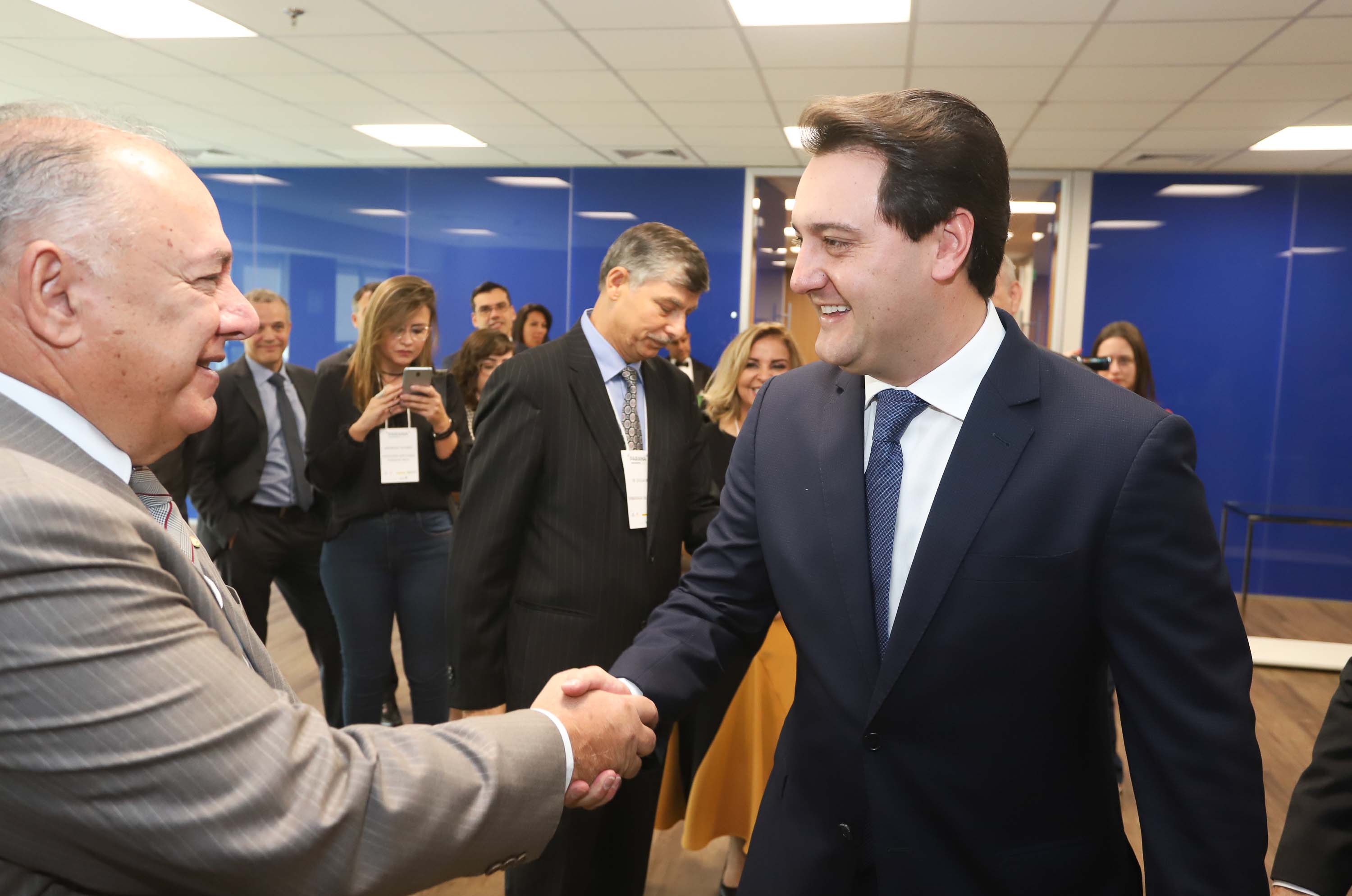 Programa de concessões na área da infraestrutura, projetos de parcerias público-privadas e um ambiente propício para negócios tornam o Paraná o Estado atrativo para investidores. A avaliação é do governador Carlos Massa Ratinho Junior, que abriu nesta terça-feira (21) a segunda edição do Paraná Day.Foto: Rodrigo Felix Leal/ANPr