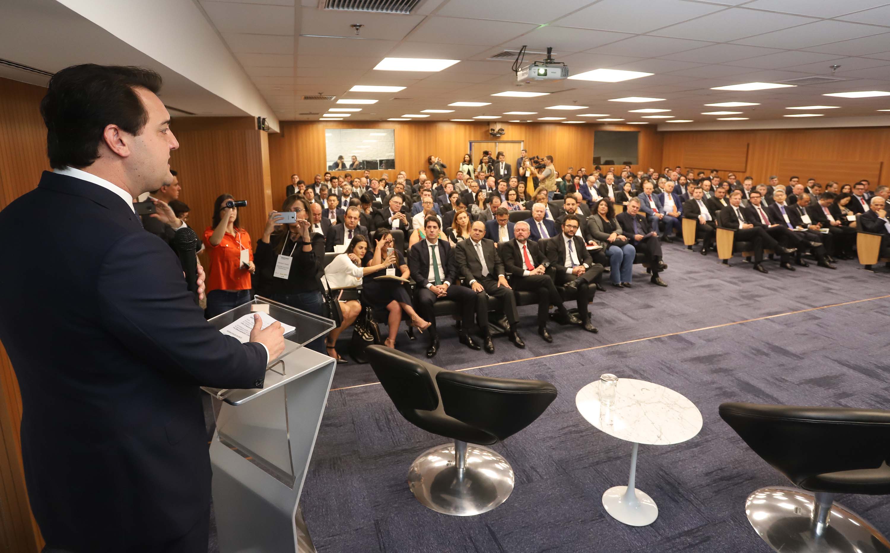 Programa de concessões na área da infraestrutura, projetos de parcerias público-privadas e um ambiente propício para negócios tornam o Paraná o Estado atrativo para investidores. A avaliação é do governador Carlos Massa Ratinho Junior, que abriu nesta terça-feira (21) a segunda edição do Paraná Day.Foto: Rodrigo Felix Leal/ANPr