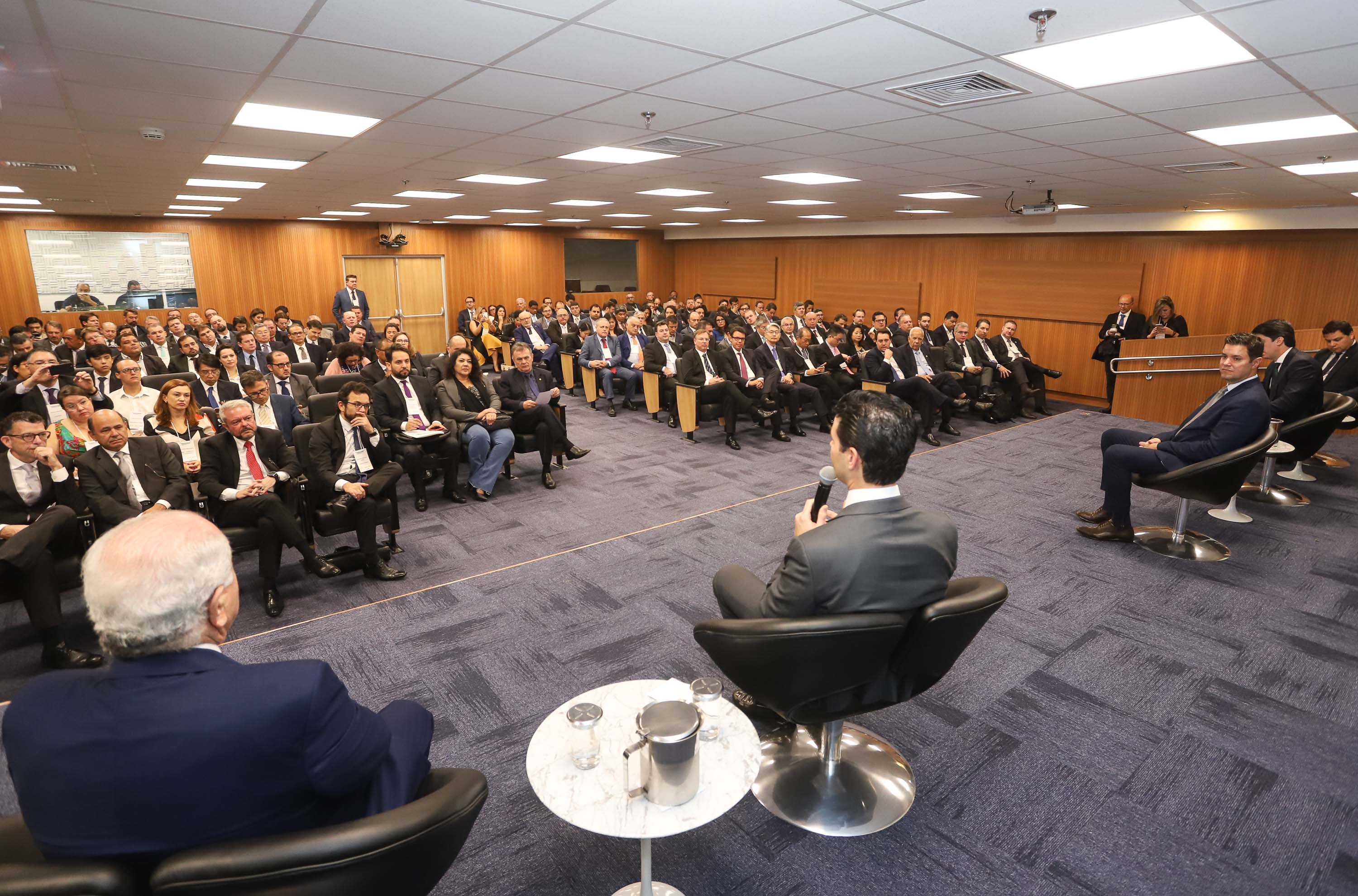 Programa de concessões na área da infraestrutura, projetos de parcerias público-privadas e um ambiente propício para negócios tornam o Paraná o Estado atrativo para investidores. A avaliação é do governador Carlos Massa Ratinho Junior, que abriu nesta terça-feira (21) a segunda edição do Paraná Day.Foto: Rodrigo Felix Leal/ANPr