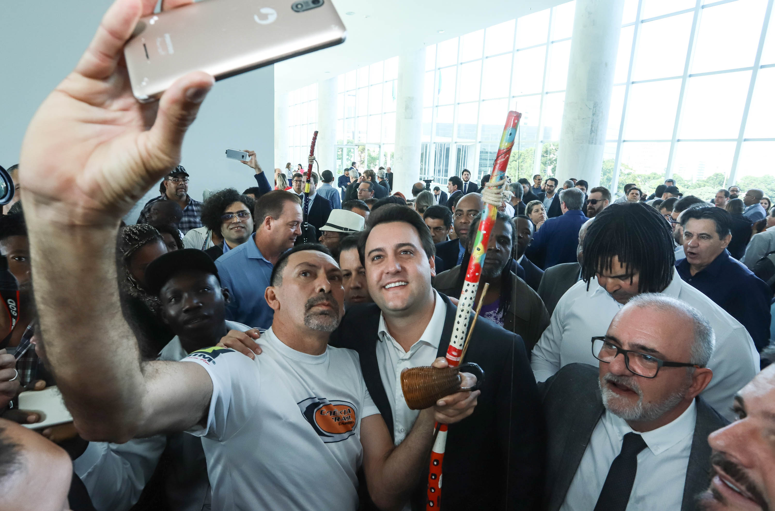 O governador Carlos Massa Ratinho Junior disse nesta quarta-feira (22), no lançamento oficial da Superintendência Geral de Diálogo e Interação Social (Sudis), que o Governo do Paraná está aberto ao diálogo e vai trabalhar diariamente para atender as demandas de todos os setores da sociedade, principalmente dos mais necessitados, em respeito ao compromisso com a construção de um Estado moderno e protetivo.Foto: Rodrigo Felix Leal/ANPr