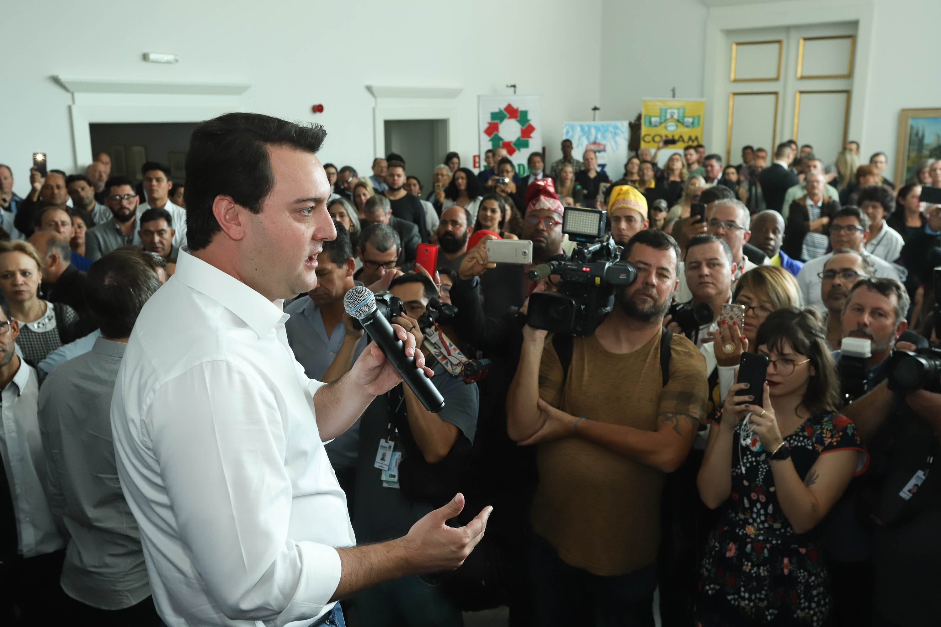 O governador Carlos Massa Ratinho Junior disse nesta quarta-feira (22), no lançamento oficial da Superintendência Geral de Diálogo e Interação Social (Sudis), que o Governo do Paraná está aberto ao diálogo e vai trabalhar diariamente para atender as demandas de todos os setores da sociedade, principalmente dos mais necessitados, em respeito ao compromisso com a construção de um Estado moderno e protetivo.Foto: Rodrigo Felix Leal/ANPr