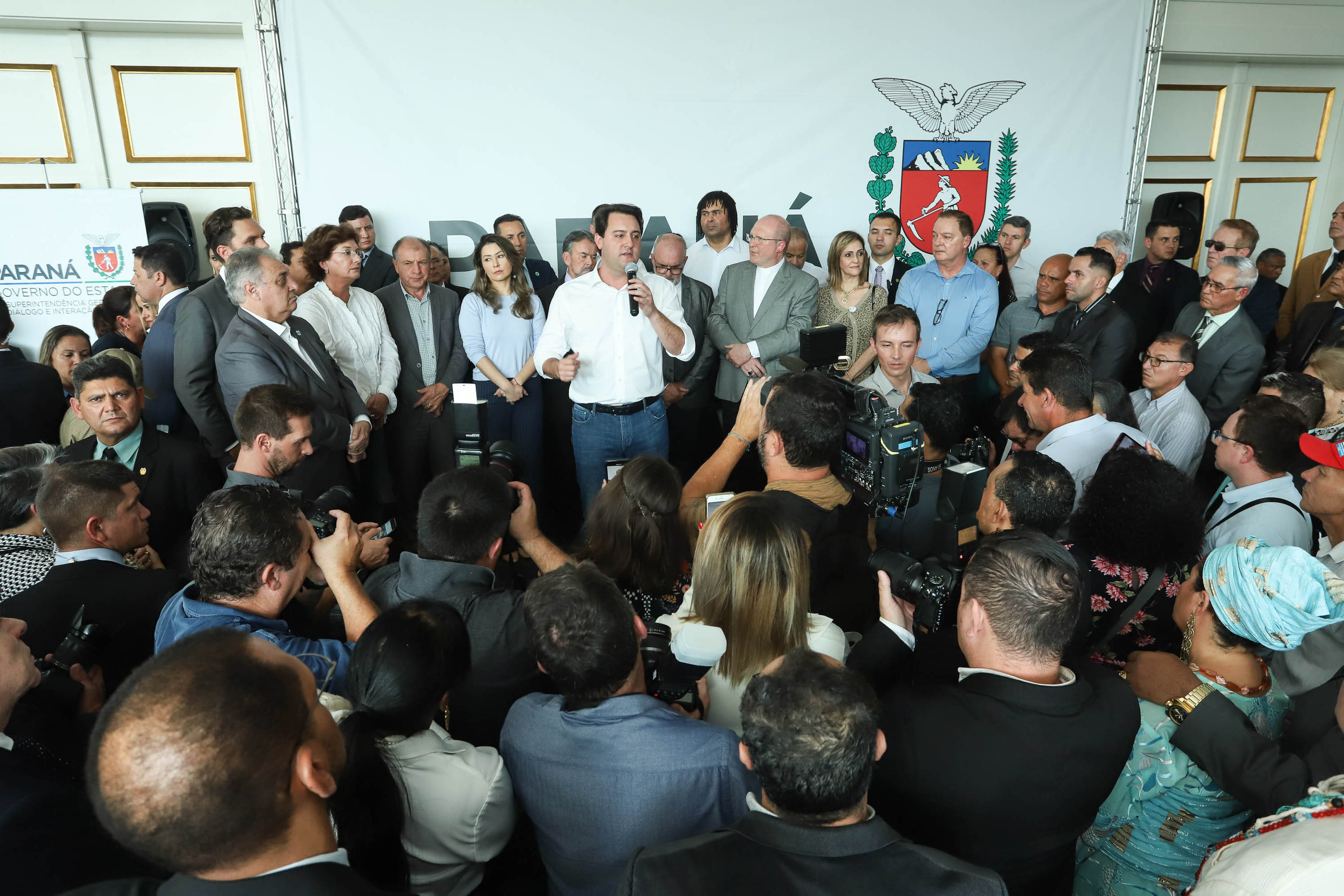O governador Carlos Massa Ratinho Junior disse nesta quarta-feira (22), no lançamento oficial da Superintendência Geral de Diálogo e Interação Social (Sudis), que o Governo do Paraná está aberto ao diálogo e vai trabalhar diariamente para atender as demandas de todos os setores da sociedade, principalmente dos mais necessitados, em respeito ao compromisso com a construção de um Estado moderno e protetivo.Foto: Rodrigo Felix Leal/ANPr