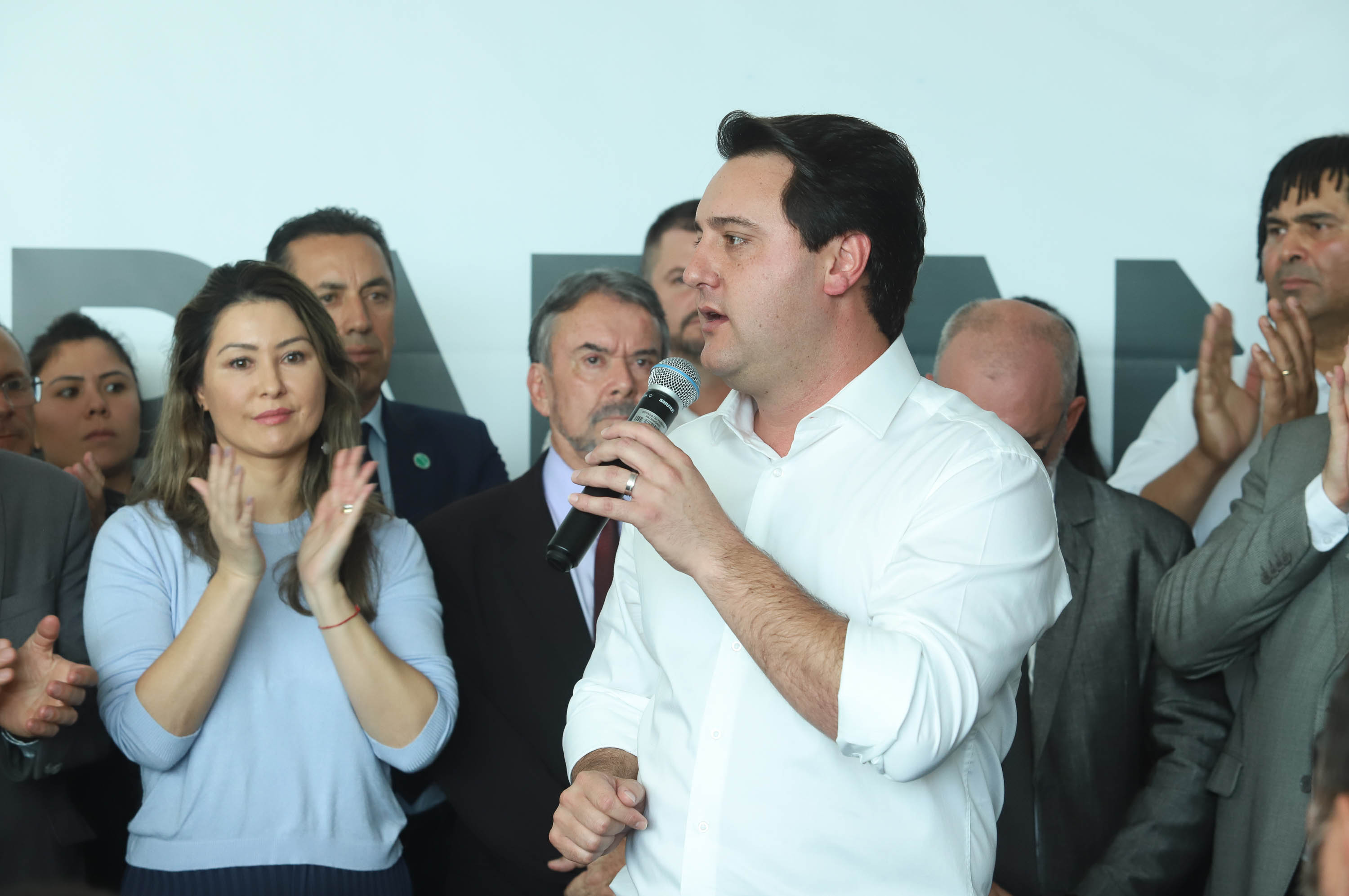 O governador Carlos Massa Ratinho Junior disse nesta quarta-feira (22), no lançamento oficial da Superintendência Geral de Diálogo e Interação Social (Sudis), que o Governo do Paraná está aberto ao diálogo e vai trabalhar diariamente para atender as demandas de todos os setores da sociedade, principalmente dos mais necessitados, em respeito ao compromisso com a construção de um Estado moderno e protetivo.Foto: Rodrigo Felix Leal/ANPr
