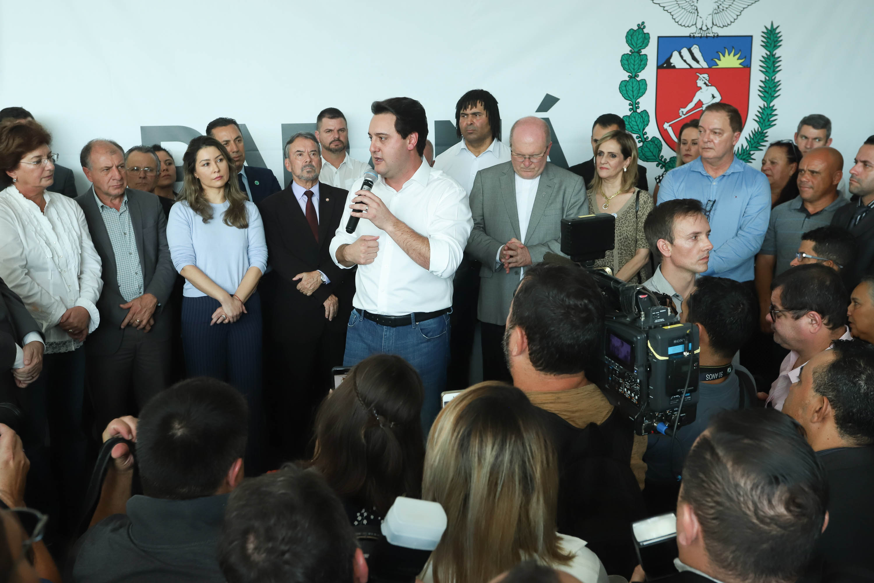 O governador Carlos Massa Ratinho Junior disse nesta quarta-feira (22), no lançamento oficial da Superintendência Geral de Diálogo e Interação Social (Sudis), que o Governo do Paraná está aberto ao diálogo e vai trabalhar diariamente para atender as demandas de todos os setores da sociedade, principalmente dos mais necessitados, em respeito ao compromisso com a construção de um Estado moderno e protetivo.Foto: Rodrigo Felix Leal/ANPr