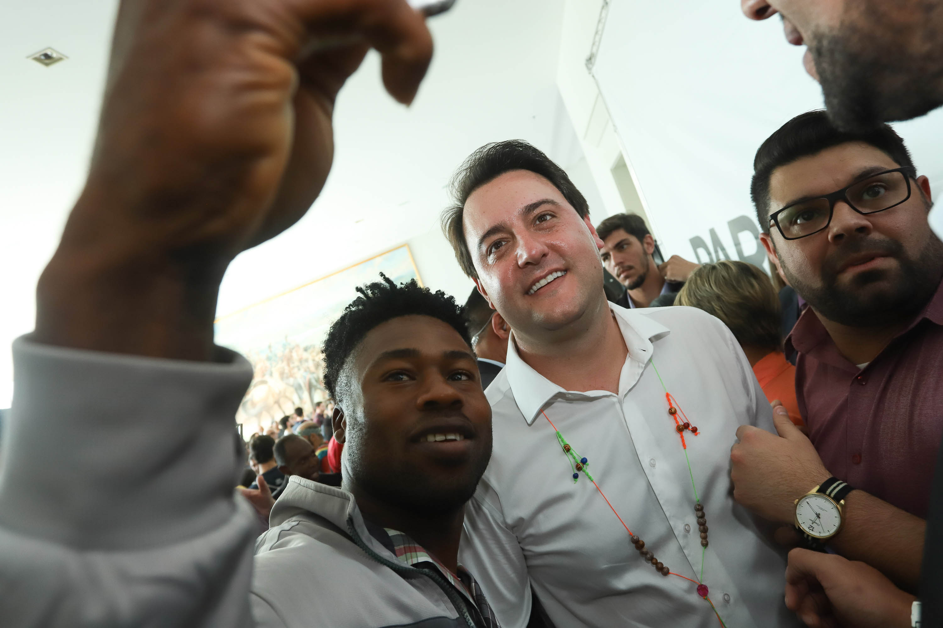 O governador Carlos Massa Ratinho Junior disse nesta quarta-feira (22), no lançamento oficial da Superintendência Geral de Diálogo e Interação Social (Sudis), que o Governo do Paraná está aberto ao diálogo e vai trabalhar diariamente para atender as demandas de todos os setores da sociedade, principalmente dos mais necessitados, em respeito ao compromisso com a construção de um Estado moderno e protetivo.Foto: Rodrigo Felix Leal/ANPr