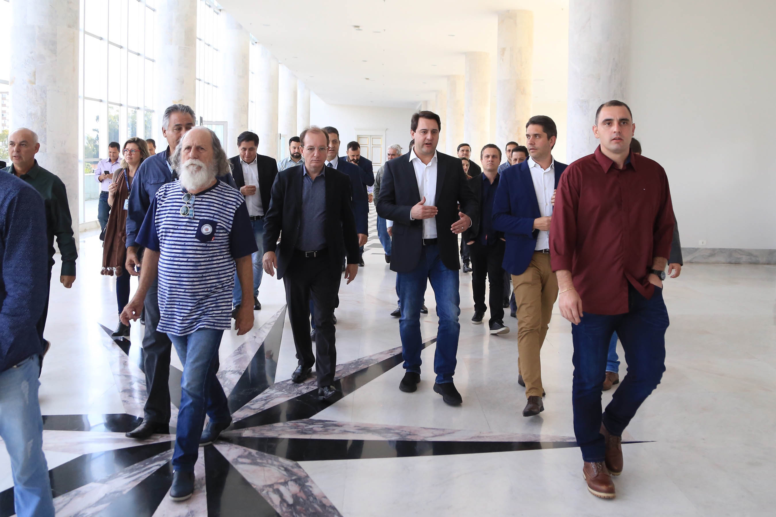 Chefes de 42 núcleos regionais do Governo do Estado das cidades de Londrina, Cornélio Procópio e Jacarezinho participaram nesta quarta-feira (22) de uma reunião com o governador Carlos Massa Ratinho Junior no Palácio Iguaçu, em Curitiba