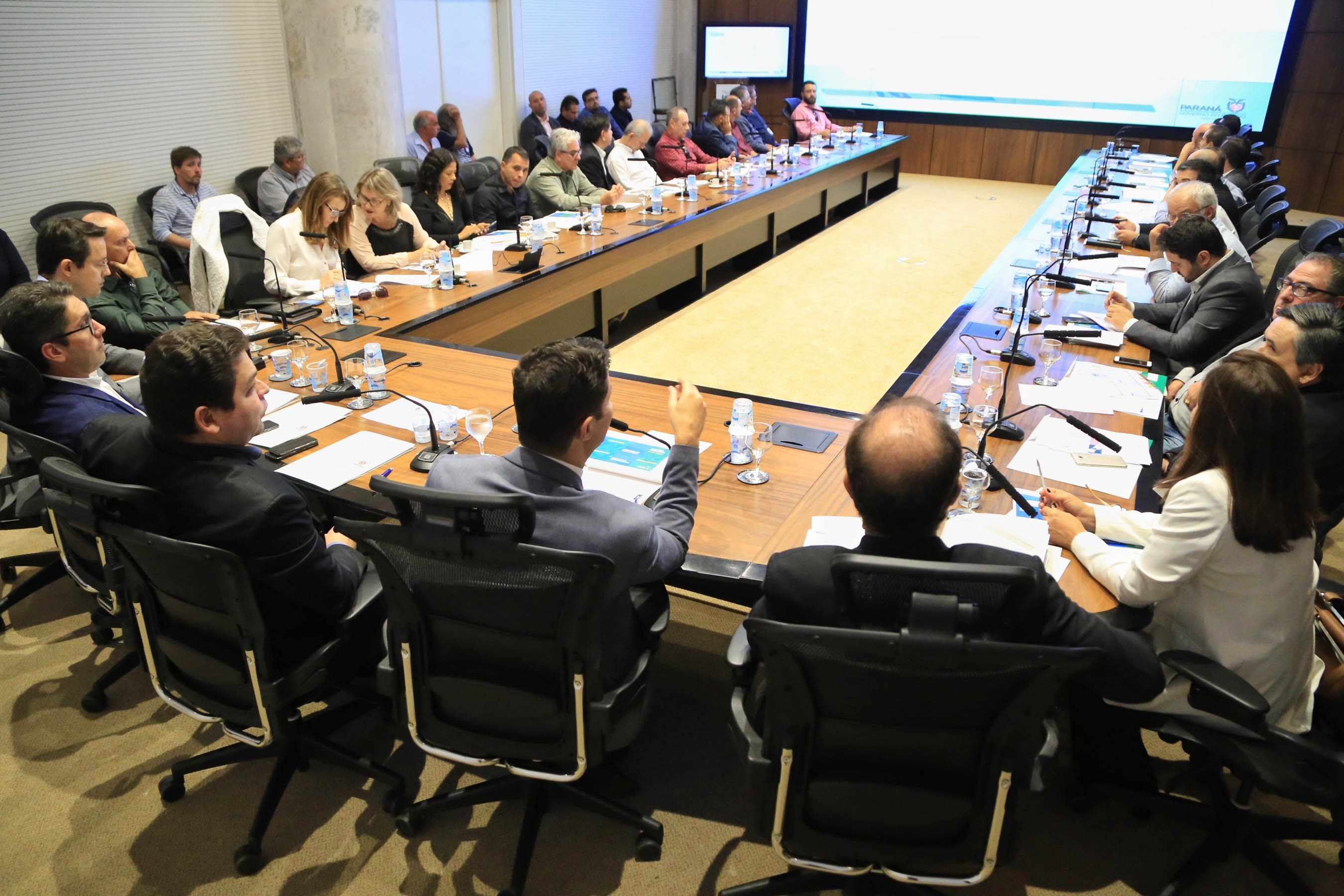 Chefes de 42 núcleos regionais do Governo do Estado das cidades de Londrina, Cornélio Procópio e Jacarezinho participaram nesta quarta-feira (22) de uma reunião com o governador Carlos Massa Ratinho Junior no Palácio Iguaçu, em Curitiba