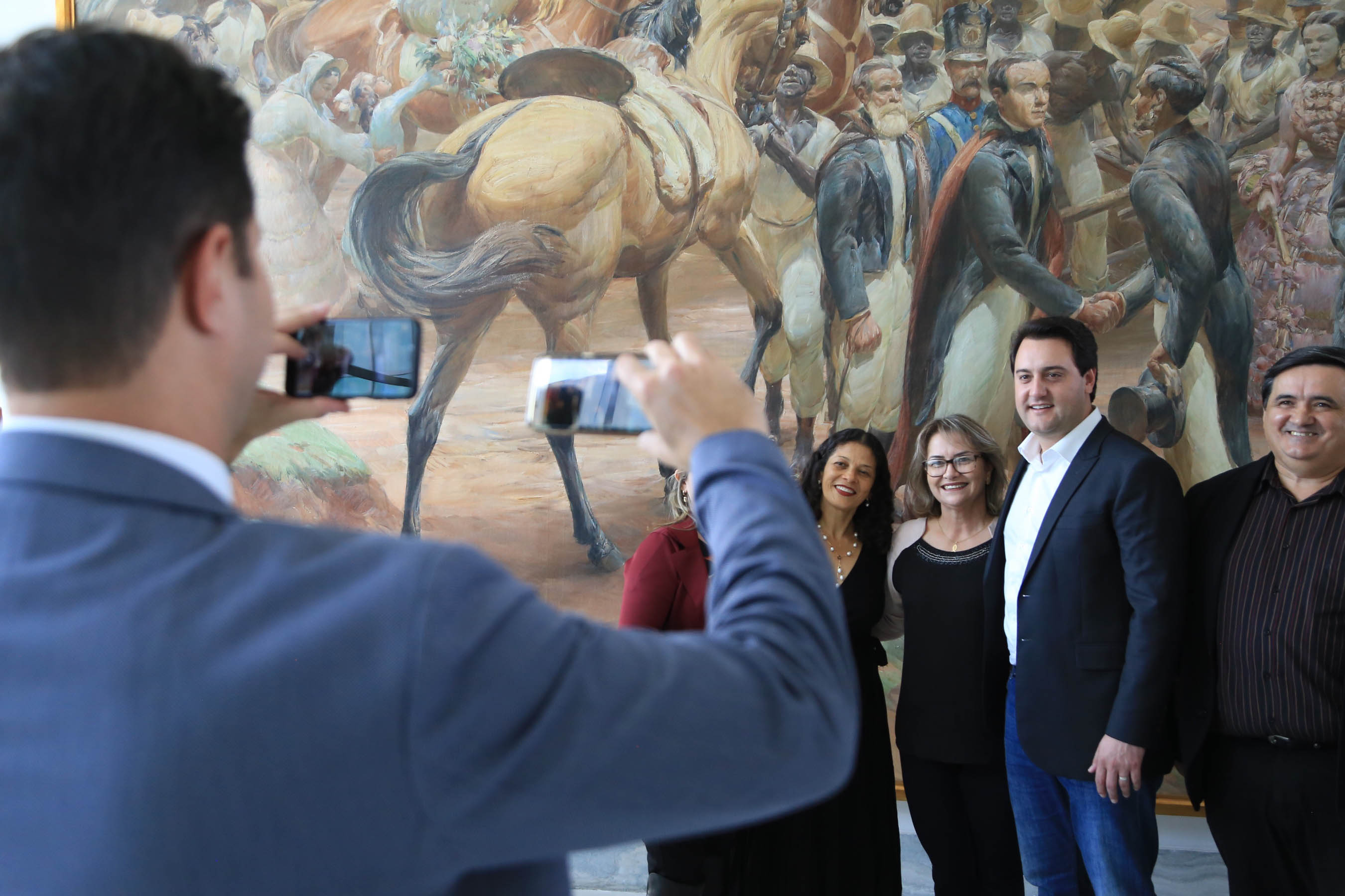Chefes de 42 núcleos regionais do Governo do Estado das cidades de Londrina, Cornélio Procópio e Jacarezinho participaram nesta quarta-feira (22) de uma reunião com o governador Carlos Massa Ratinho Junior no Palácio Iguaçu, em Curitiba