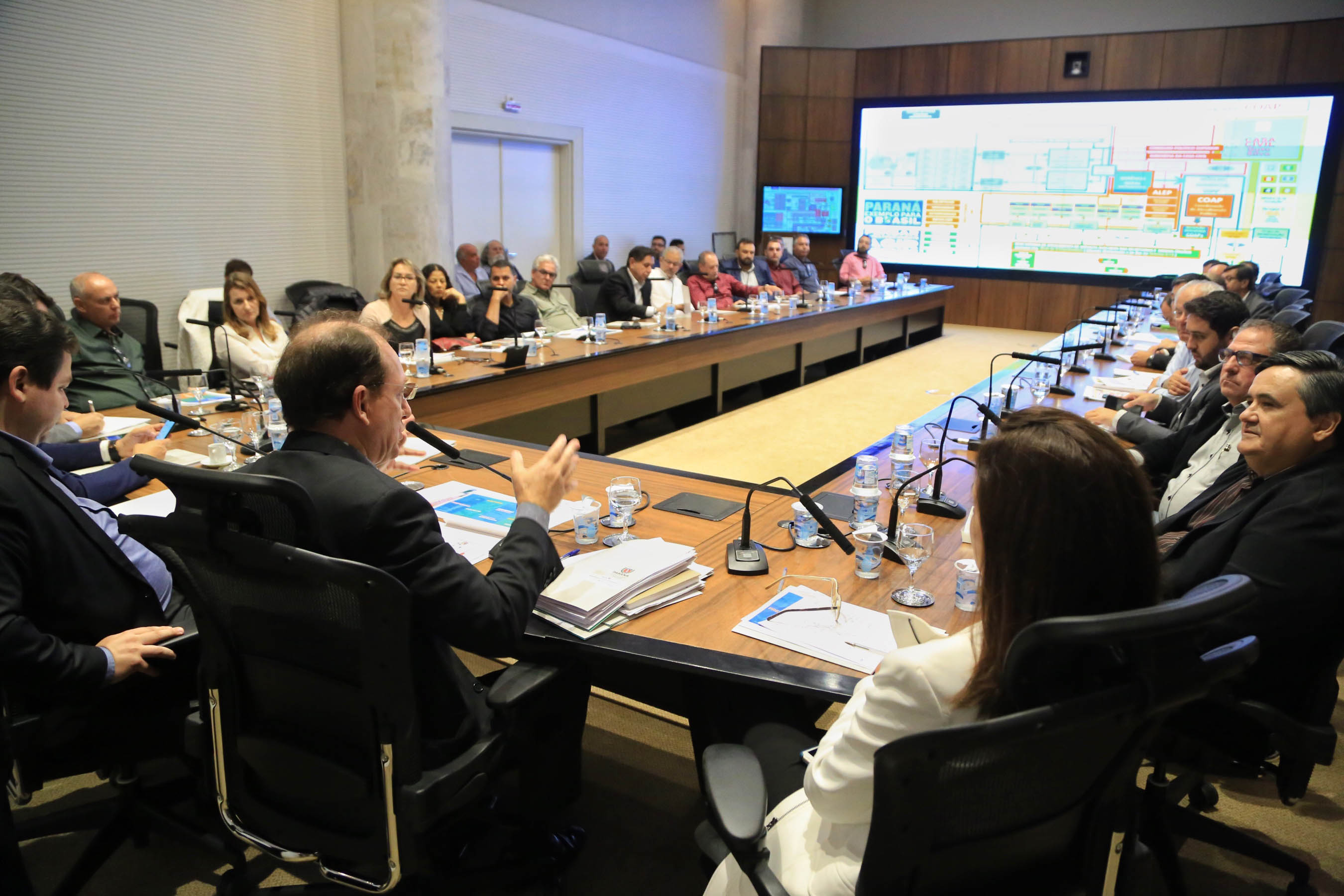 Chefes de 42 núcleos regionais do Governo do Estado das cidades de Londrina, Cornélio Procópio e Jacarezinho participaram nesta quarta-feira (22) de uma reunião com o governador Carlos Massa Ratinho Junior no Palácio Iguaçu, em Curitiba