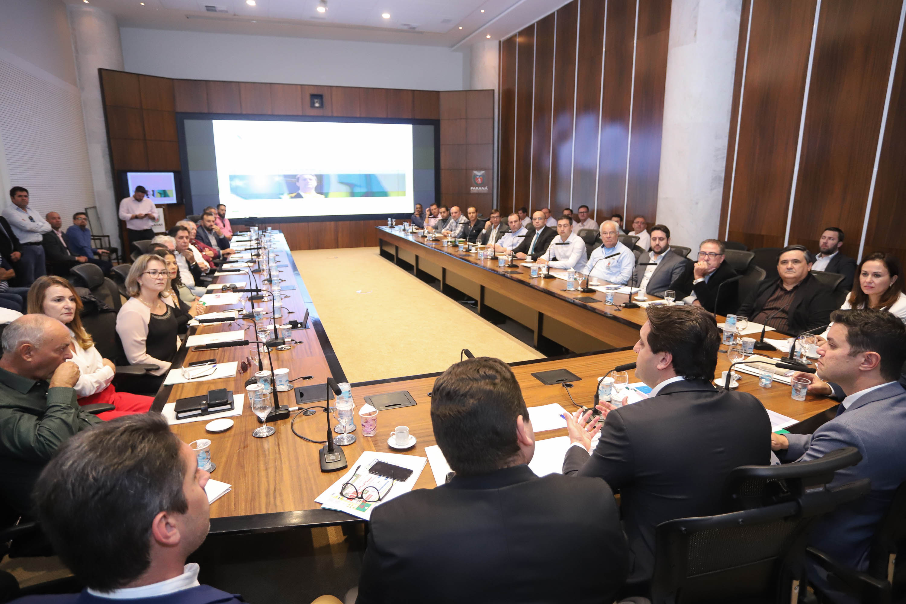 Chefes de 42 núcleos regionais do Governo do Estado das cidades de Londrina, Cornélio Procópio e Jacarezinho participaram nesta quarta-feira (22) de uma reunião com o governador Carlos Massa Ratinho Junior no Palácio Iguaçu, em Curitiba