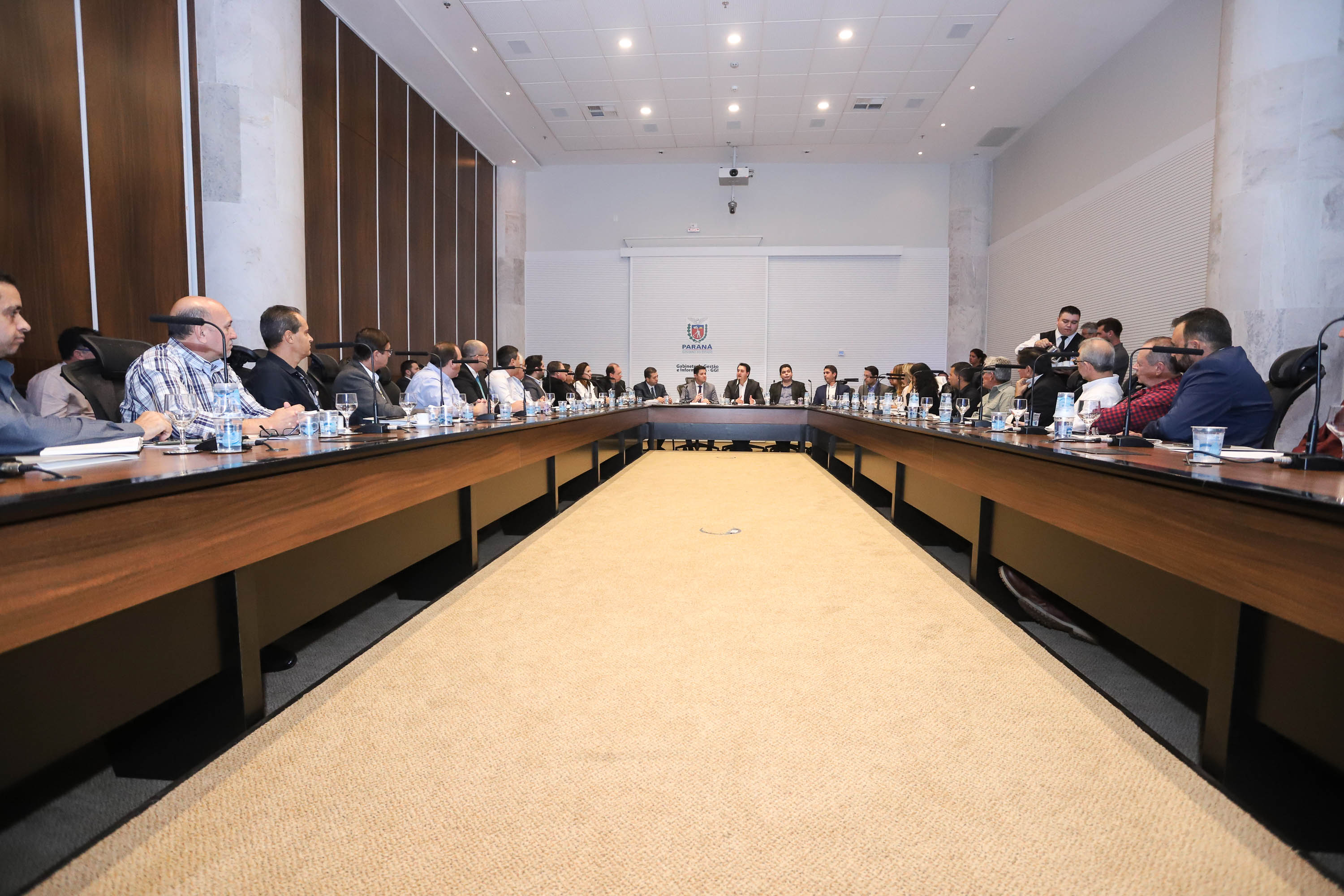 Chefes de 42 núcleos regionais do Governo do Estado das cidades de Londrina, Cornélio Procópio e Jacarezinho participaram nesta quarta-feira (22) de uma reunião com o governador Carlos Massa Ratinho Junior no Palácio Iguaçu, em Curitiba