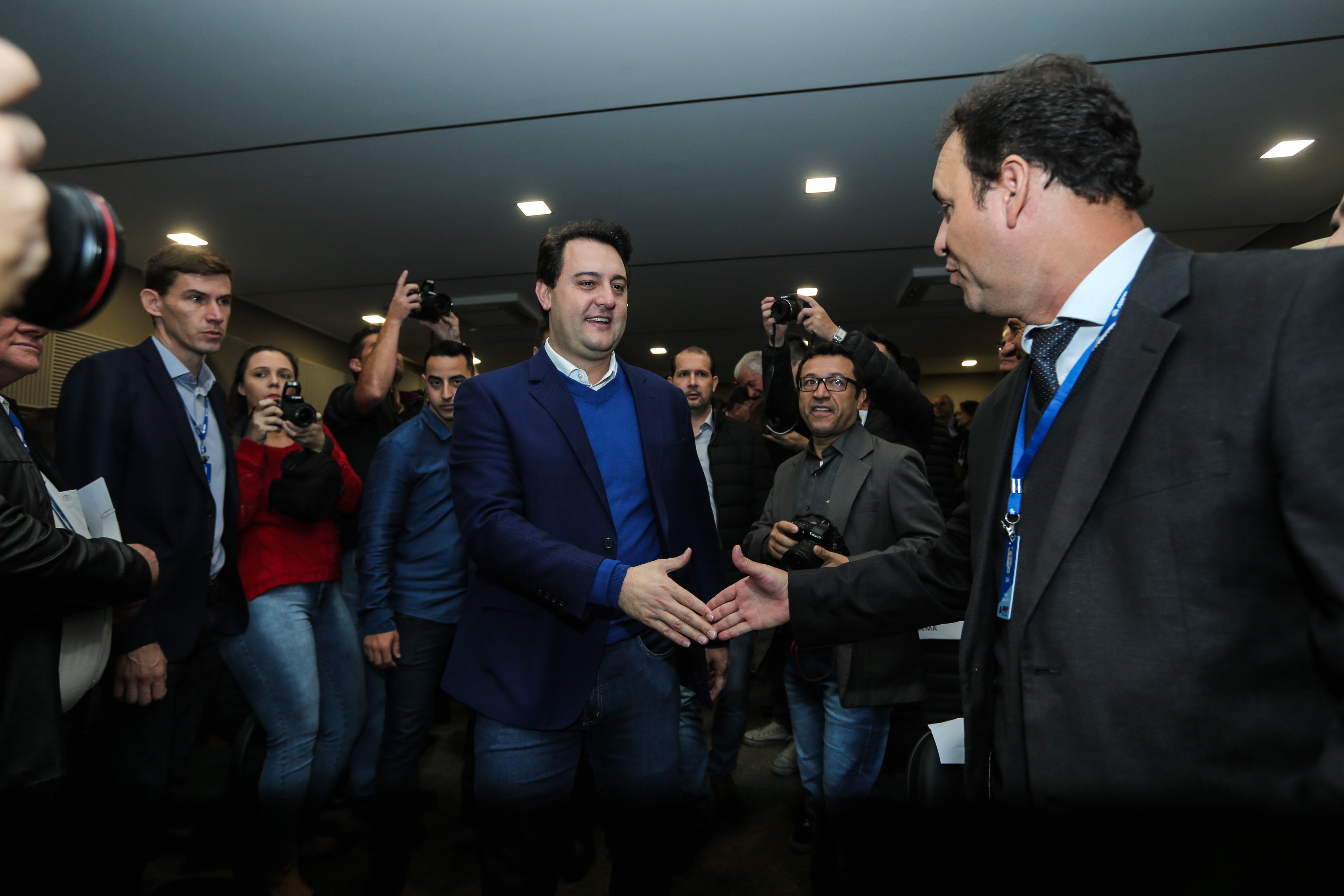O governador Carlos Massa Ratinho Junior se reúne com prefeitos na sede da Associação dos Municípios do Oeste do Paraná (Amop) em Cascavel nesta sexta-feira (24), para confirmar recursos do Estado para investimentos nos municípios. No mesmo encontro são anunciados investimentos que a Copel fará na região Oeste nos próximos três anos. Cascavel, 24/05/2019 - Foto: Geraldo Bubniak/ANPr