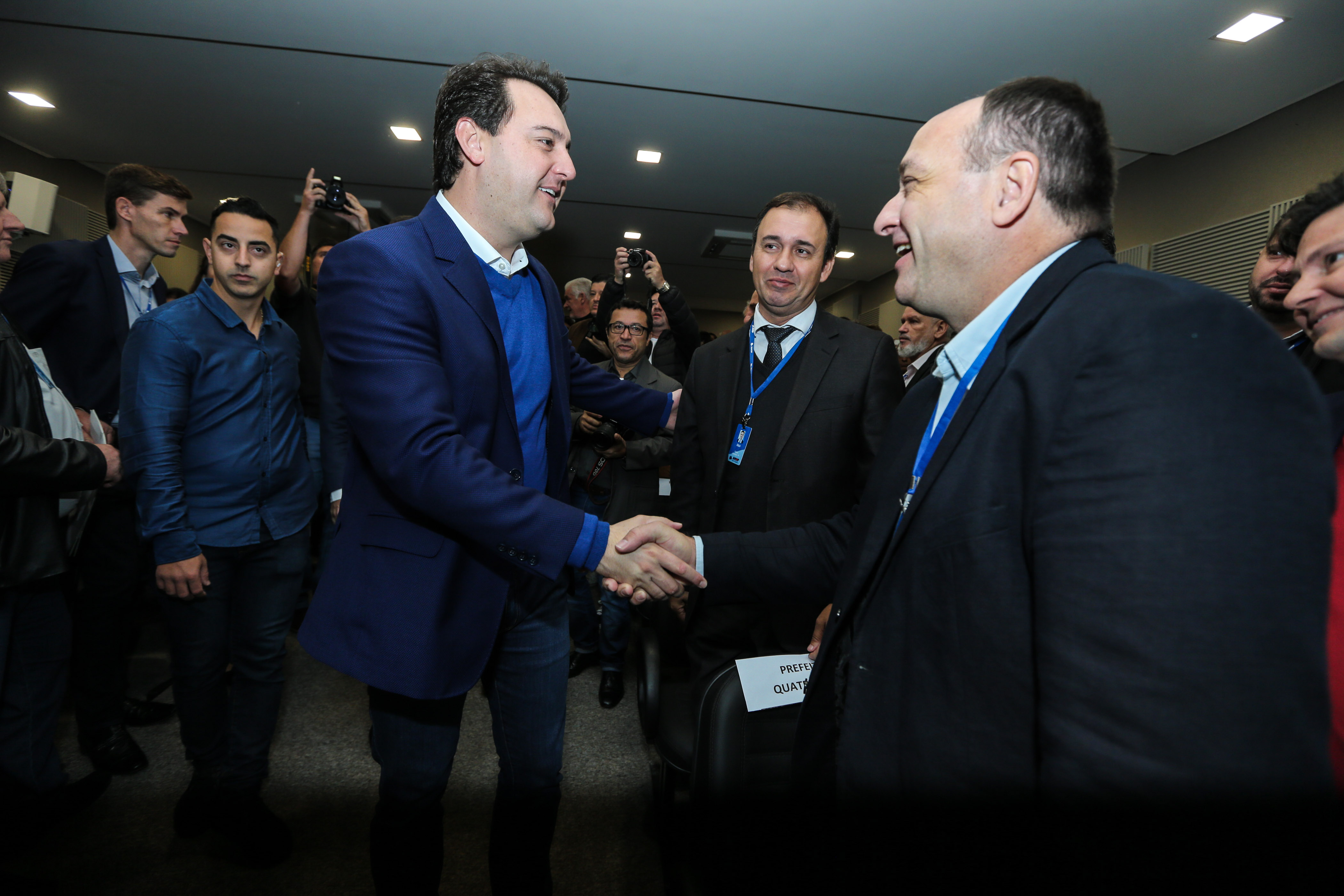 O governador Carlos Massa Ratinho Junior se reúne com prefeitos na sede da Associação dos Municípios do Oeste do Paraná (Amop) em Cascavel nesta sexta-feira (24), para confirmar recursos do Estado para investimentos nos municípios. No mesmo encontro são anunciados investimentos que a Copel fará na região Oeste nos próximos três anos. Cascavel, 24/05/2019 - Foto: Geraldo Bubniak/ANPr
