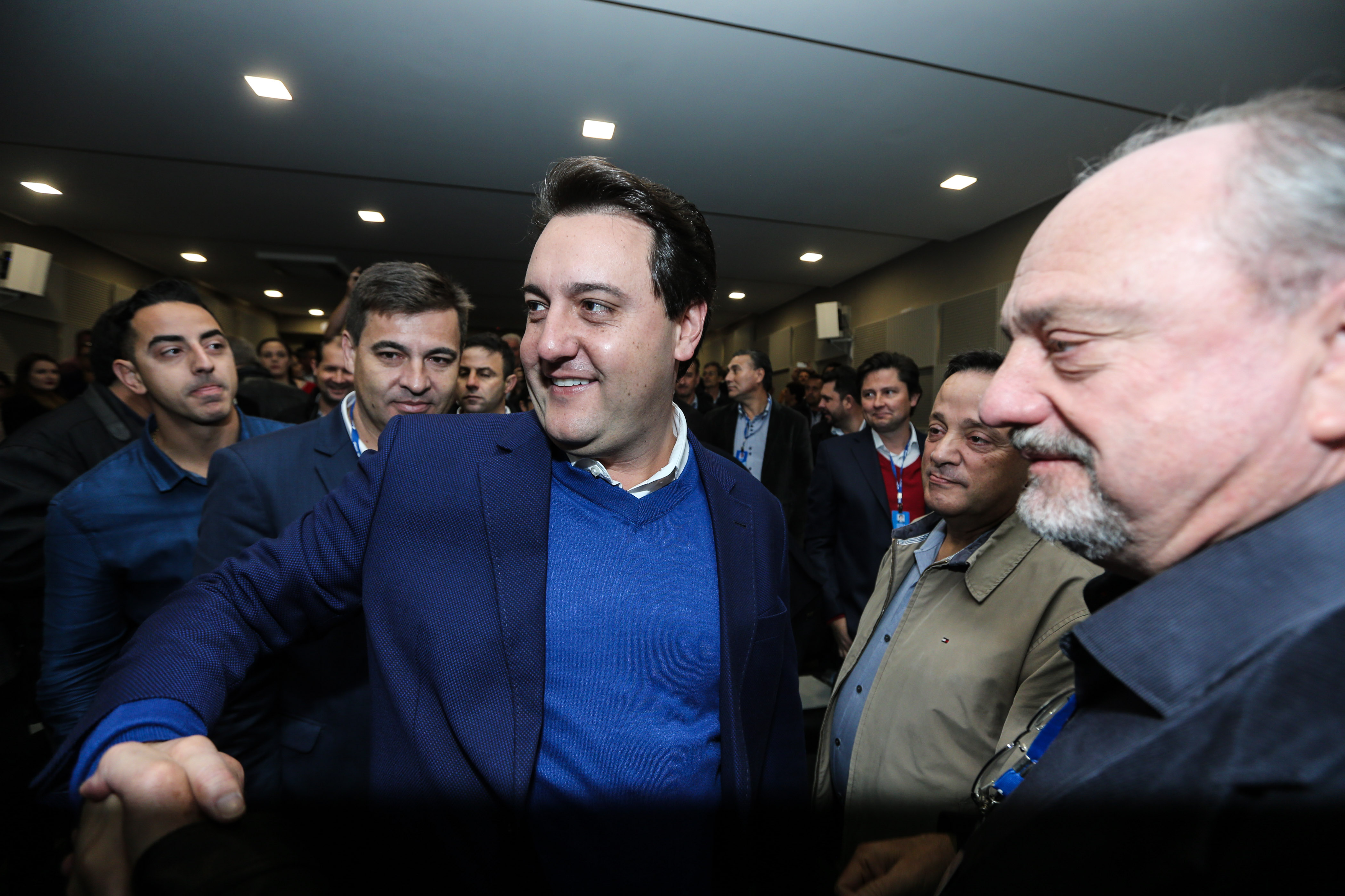 O governador Carlos Massa Ratinho Junior se reúne com prefeitos na sede da Associação dos Municípios do Oeste do Paraná (Amop) em Cascavel nesta sexta-feira (24), para confirmar recursos do Estado para investimentos nos municípios. No mesmo encontro são anunciados investimentos que a Copel fará na região Oeste nos próximos três anos. Cascavel, 24/05/2019 - Foto: Geraldo Bubniak/ANPr