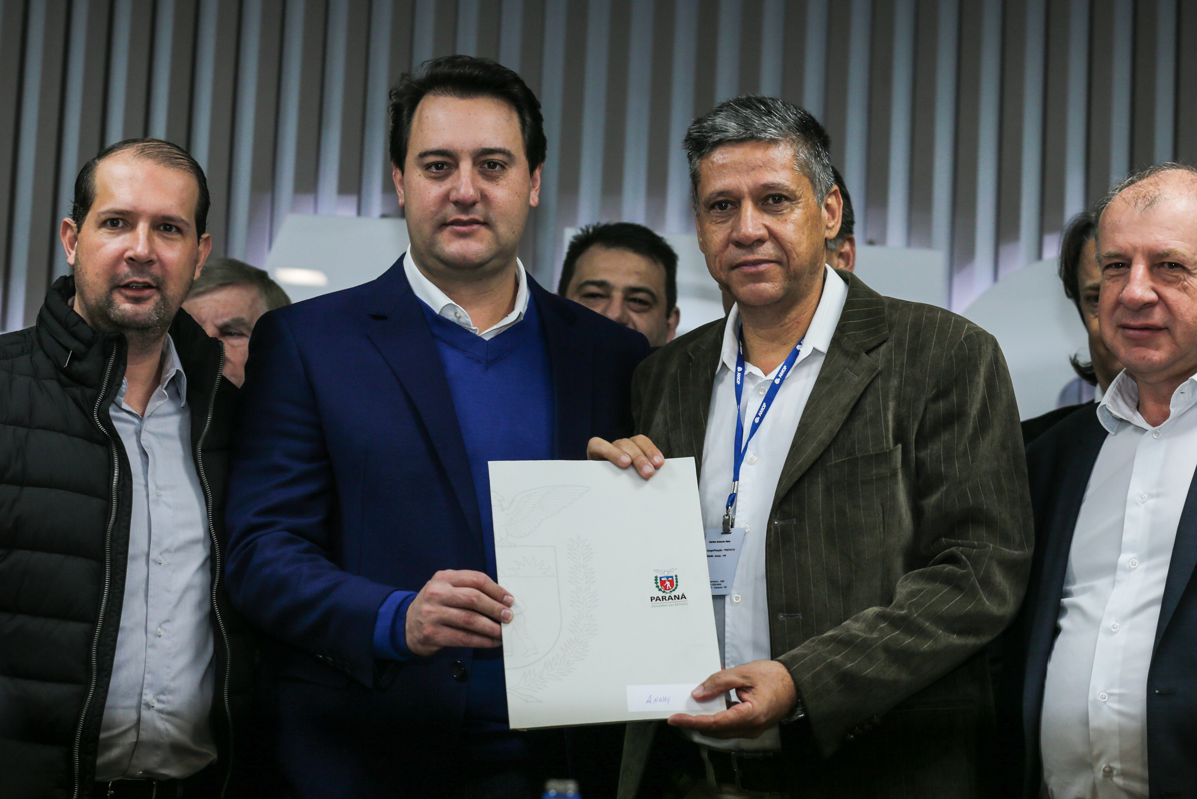 O governador Carlos Massa Ratinho Junior se reúne com prefeitos na sede da Associação dos Municípios do Oeste do Paraná (Amop) em Cascavel nesta sexta-feira (24), para confirmar recursos do Estado para investimentos nos municípios. No mesmo encontro são anunciados investimentos que a Copel fará na região Oeste nos próximos três anos. Cascavel, 24/05/2019 - Foto: Geraldo Bubniak/ANPr