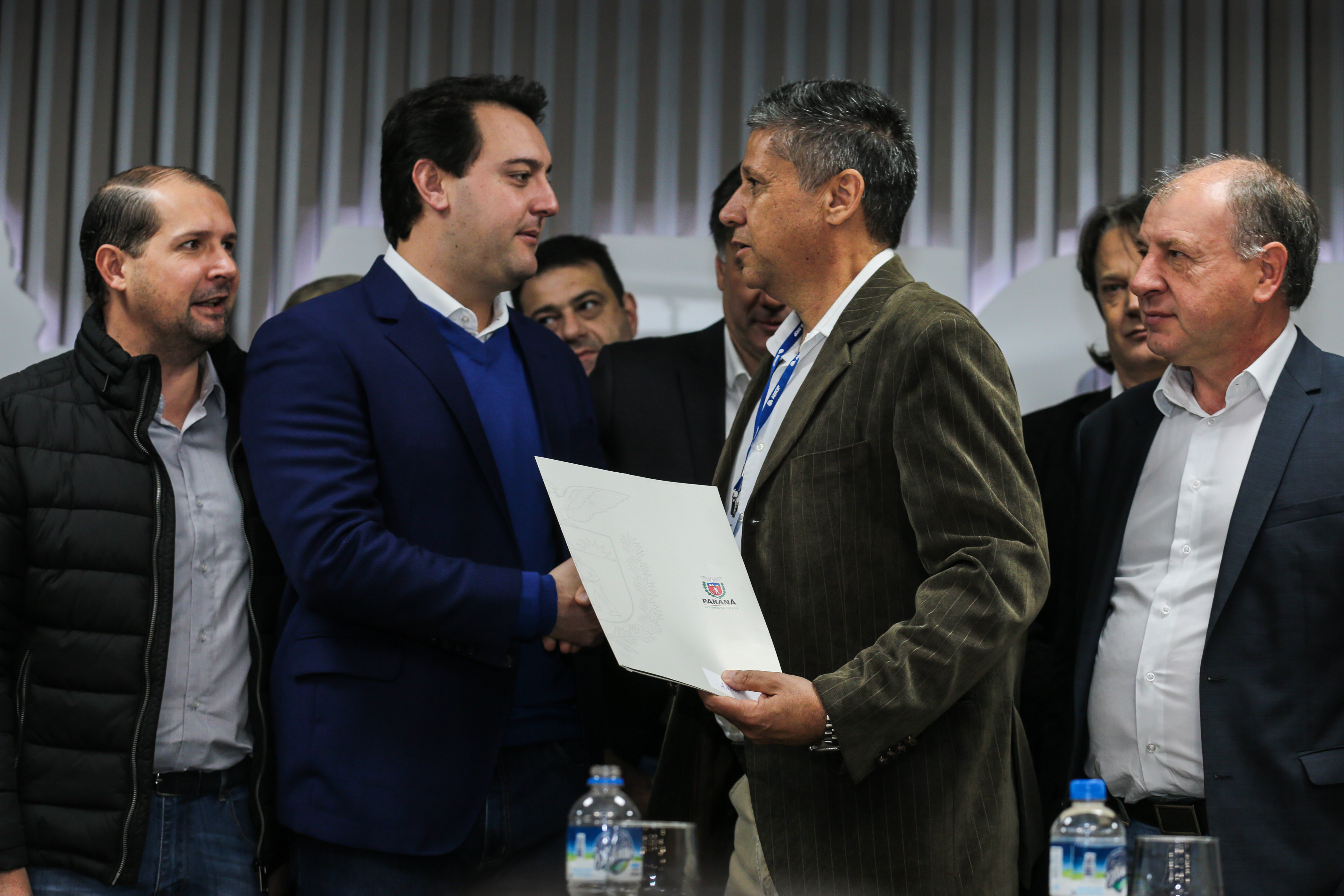 O governador Carlos Massa Ratinho Junior se reúne com prefeitos na sede da Associação dos Municípios do Oeste do Paraná (Amop) em Cascavel nesta sexta-feira (24), para confirmar recursos do Estado para investimentos nos municípios. No mesmo encontro são anunciados investimentos que a Copel fará na região Oeste nos próximos três anos. Cascavel, 24/05/2019 - Foto: Geraldo Bubniak/ANPr