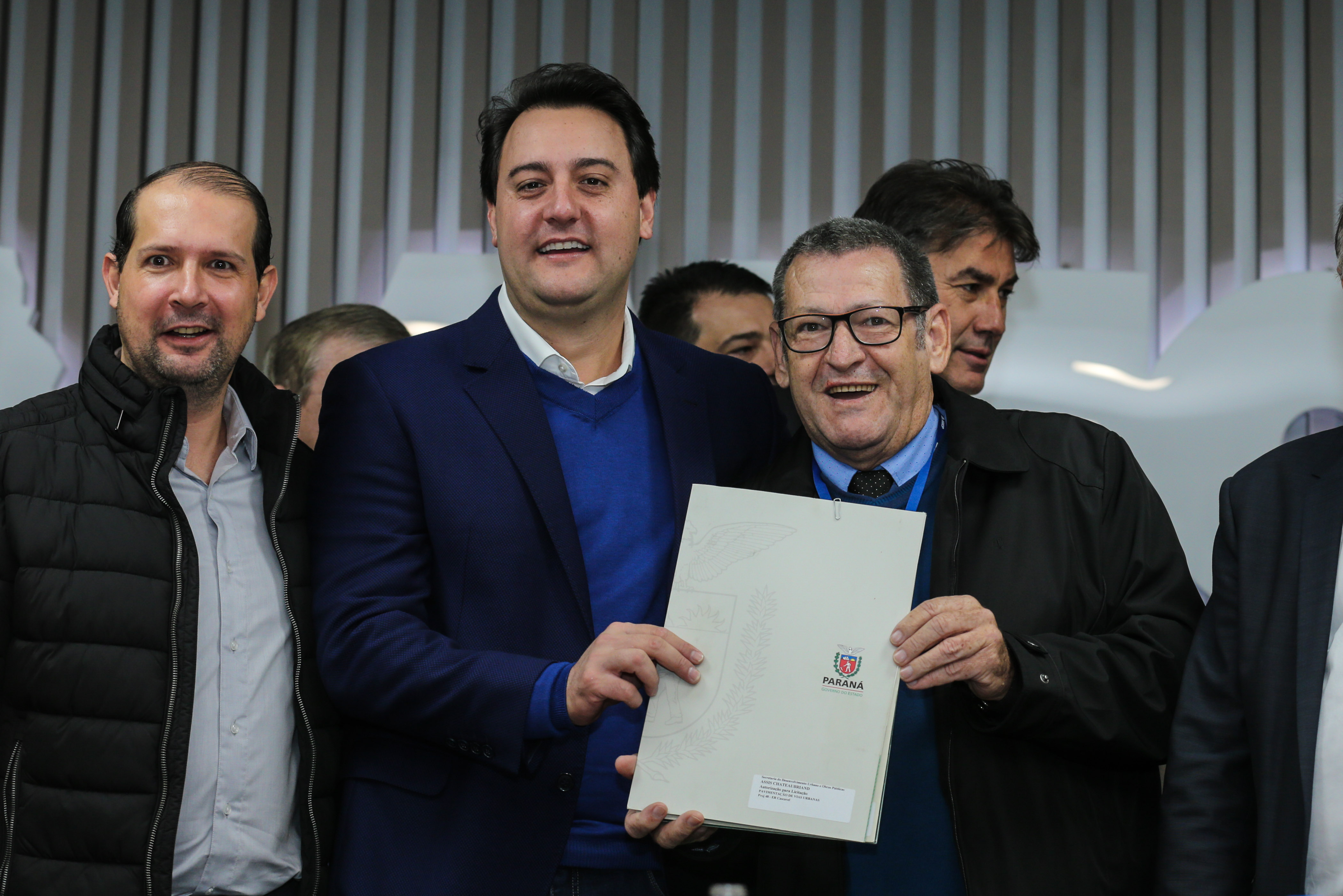 O governador Carlos Massa Ratinho Junior se reúne com prefeitos na sede da Associação dos Municípios do Oeste do Paraná (Amop) em Cascavel nesta sexta-feira (24), para confirmar recursos do Estado para investimentos nos municípios. No mesmo encontro são anunciados investimentos que a Copel fará na região Oeste nos próximos três anos. Cascavel, 24/05/2019 - Foto: Geraldo Bubniak/ANPr