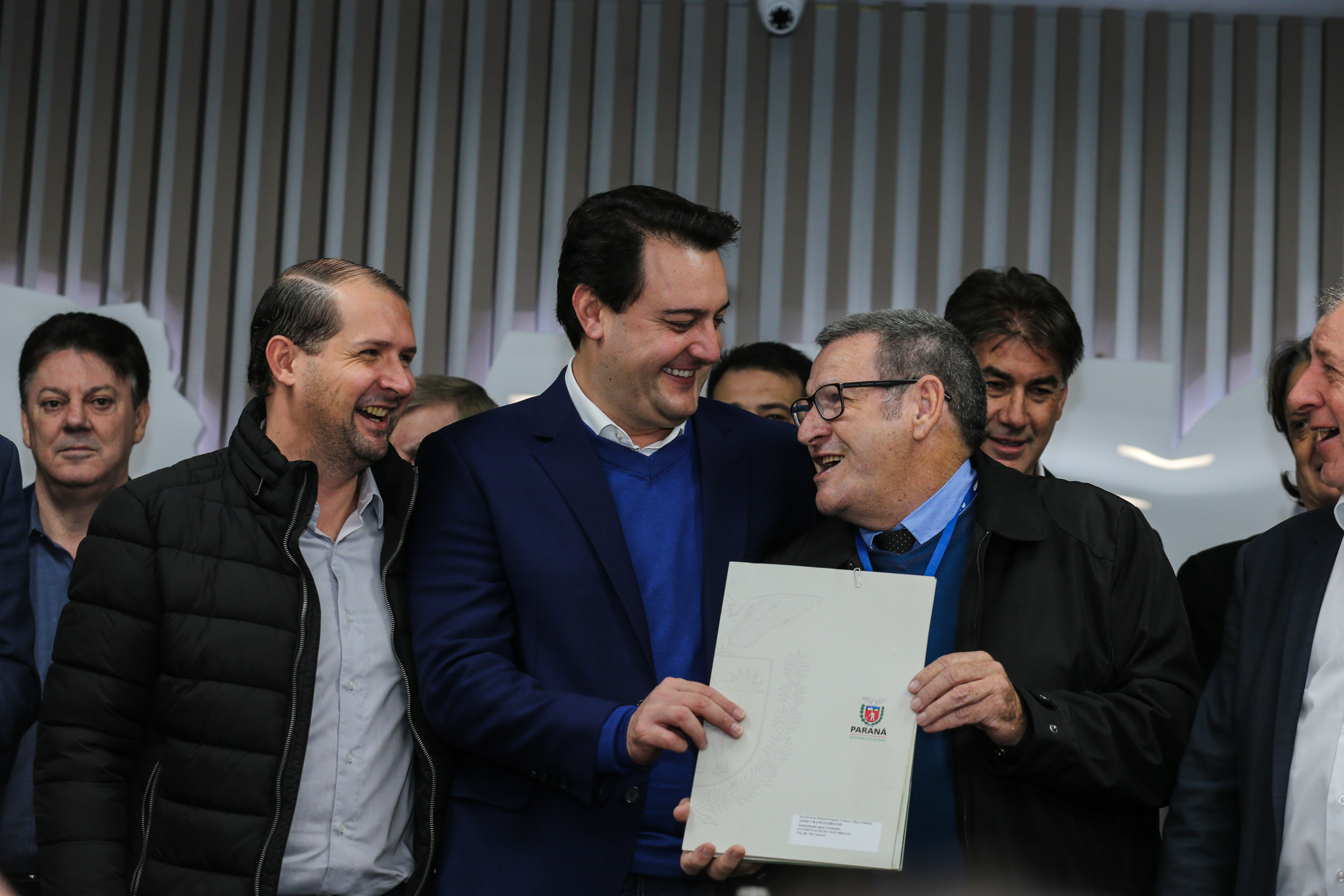 O governador Carlos Massa Ratinho Junior se reúne com prefeitos na sede da Associação dos Municípios do Oeste do Paraná (Amop) em Cascavel nesta sexta-feira (24), para confirmar recursos do Estado para investimentos nos municípios. No mesmo encontro são anunciados investimentos que a Copel fará na região Oeste nos próximos três anos. Cascavel, 24/05/2019 - Foto: Geraldo Bubniak/ANPr