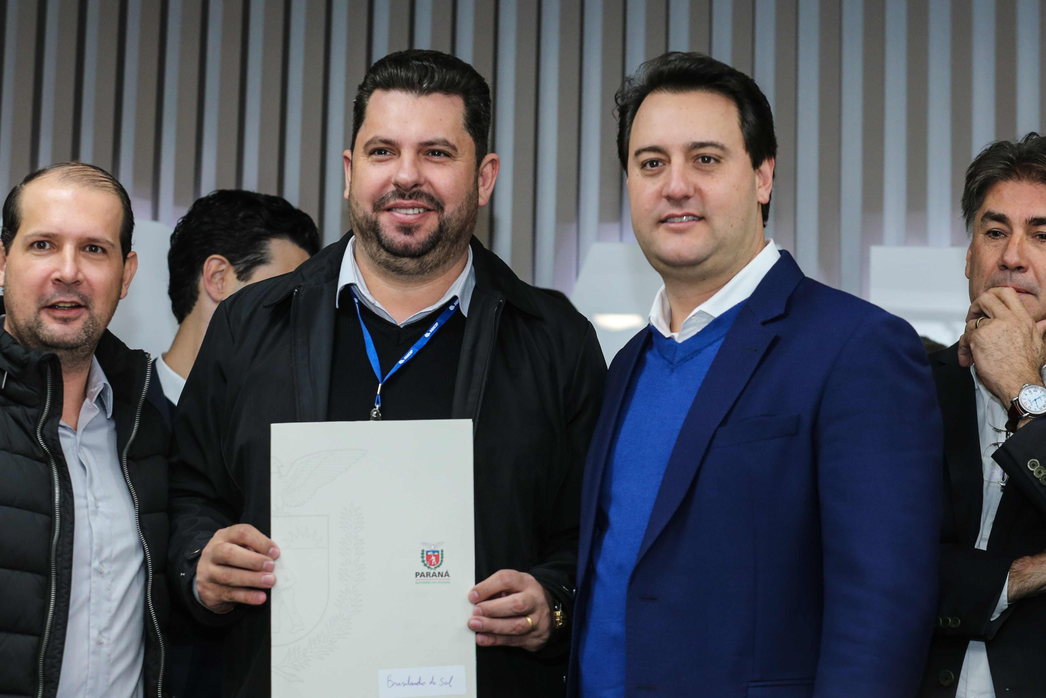 O governador Carlos Massa Ratinho Junior se reúne com prefeitos na sede da Associação dos Municípios do Oeste do Paraná (Amop) em Cascavel nesta sexta-feira (24), para confirmar recursos do Estado para investimentos nos municípios. No mesmo encontro são anunciados investimentos que a Copel fará na região Oeste nos próximos três anos. Cascavel, 24/05/2019 - Foto: Geraldo Bubniak/ANPr