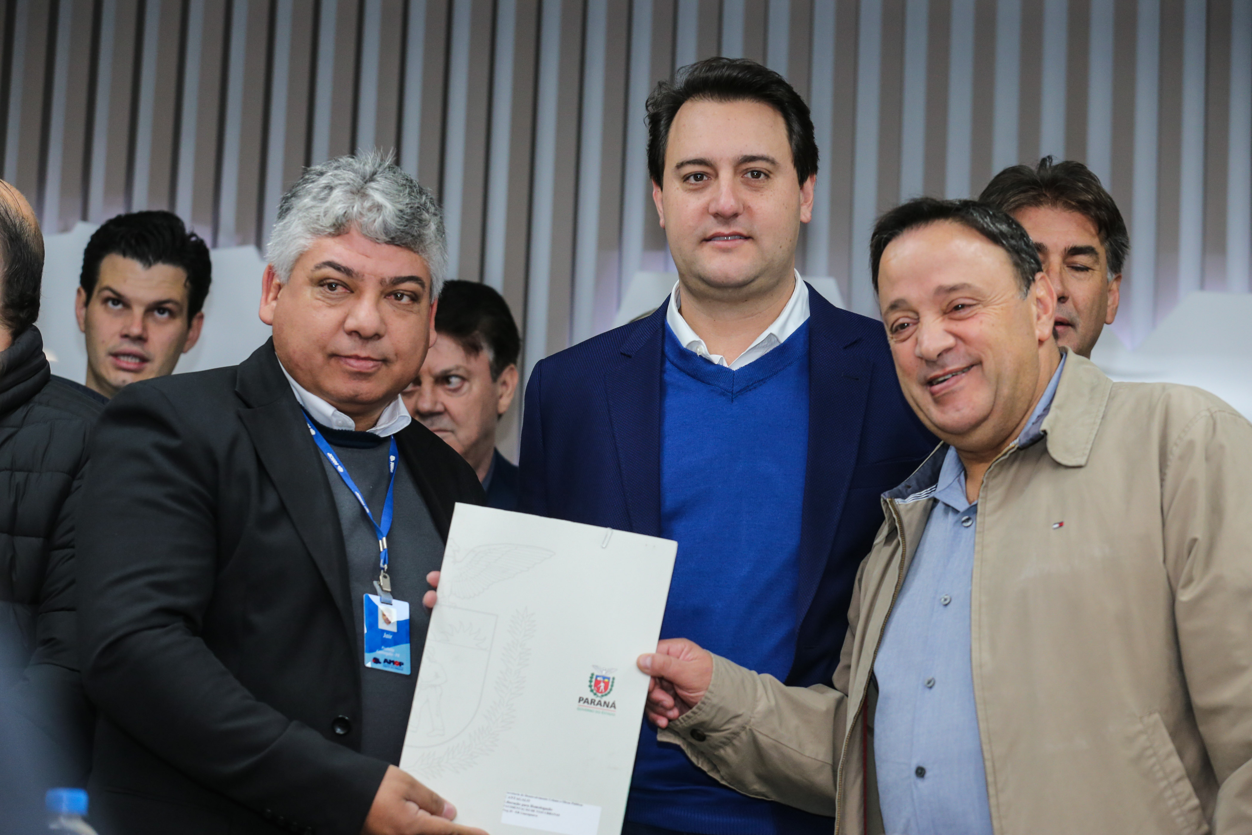 O governador Carlos Massa Ratinho Junior se reúne com prefeitos na sede da Associação dos Municípios do Oeste do Paraná (Amop) em Cascavel nesta sexta-feira (24), para confirmar recursos do Estado para investimentos nos municípios. No mesmo encontro são anunciados investimentos que a Copel fará na região Oeste nos próximos três anos. Cascavel, 24/05/2019 - Foto: Geraldo Bubniak/ANPr