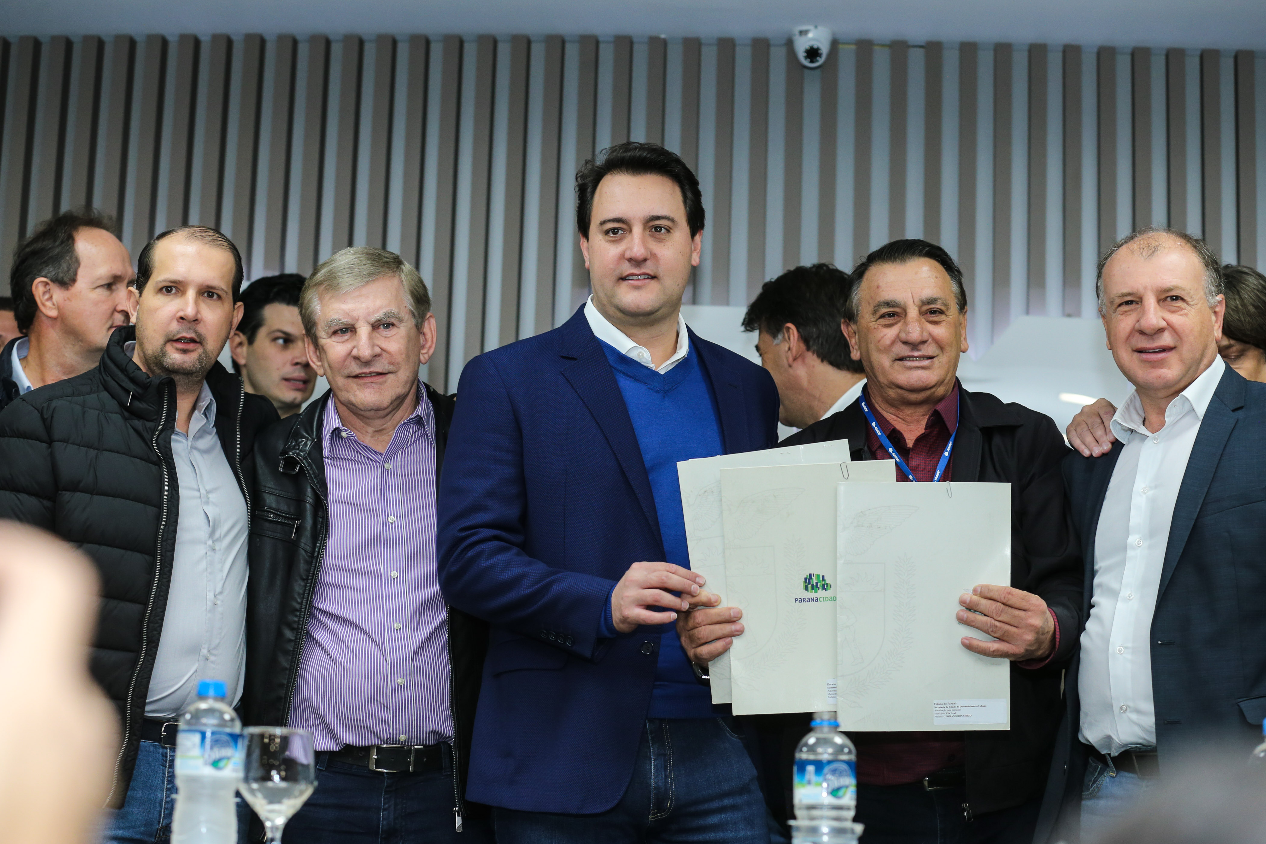 O governador Carlos Massa Ratinho Junior se reúne com prefeitos na sede da Associação dos Municípios do Oeste do Paraná (Amop) em Cascavel nesta sexta-feira (24), para confirmar recursos do Estado para investimentos nos municípios. No mesmo encontro são anunciados investimentos que a Copel fará na região Oeste nos próximos três anos. Cascavel, 24/05/2019 - Foto: Geraldo Bubniak/ANPr