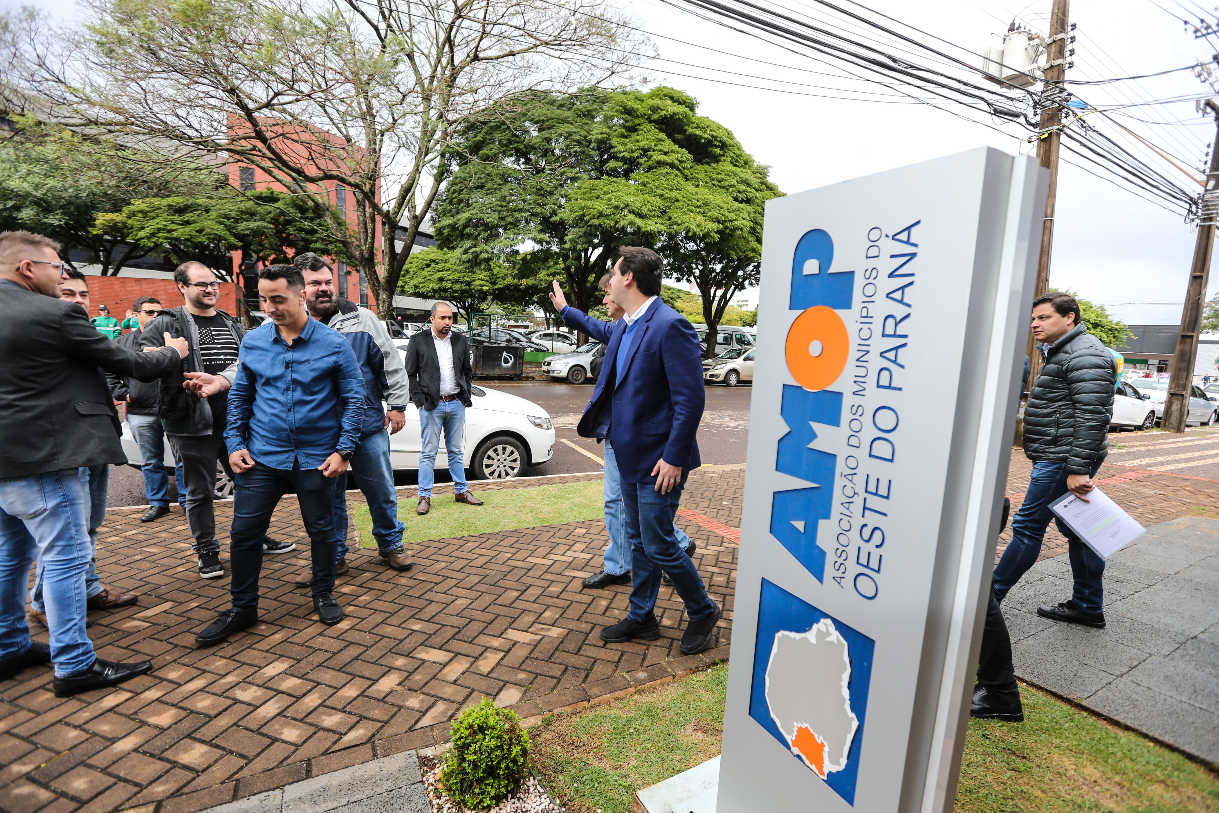 O governador Carlos Massa Ratinho Junior se reúne com prefeitos na sede da Associação dos Municípios do Oeste do Paraná (Amop) em Cascavel nesta sexta-feira (24), para confirmar recursos do Estado para investimentos nos municípios. No mesmo encontro são anunciados investimentos que a Copel fará na região Oeste nos próximos três anos. Cascavel, 24/05/2019 - Foto: Geraldo Bubniak/ANPr