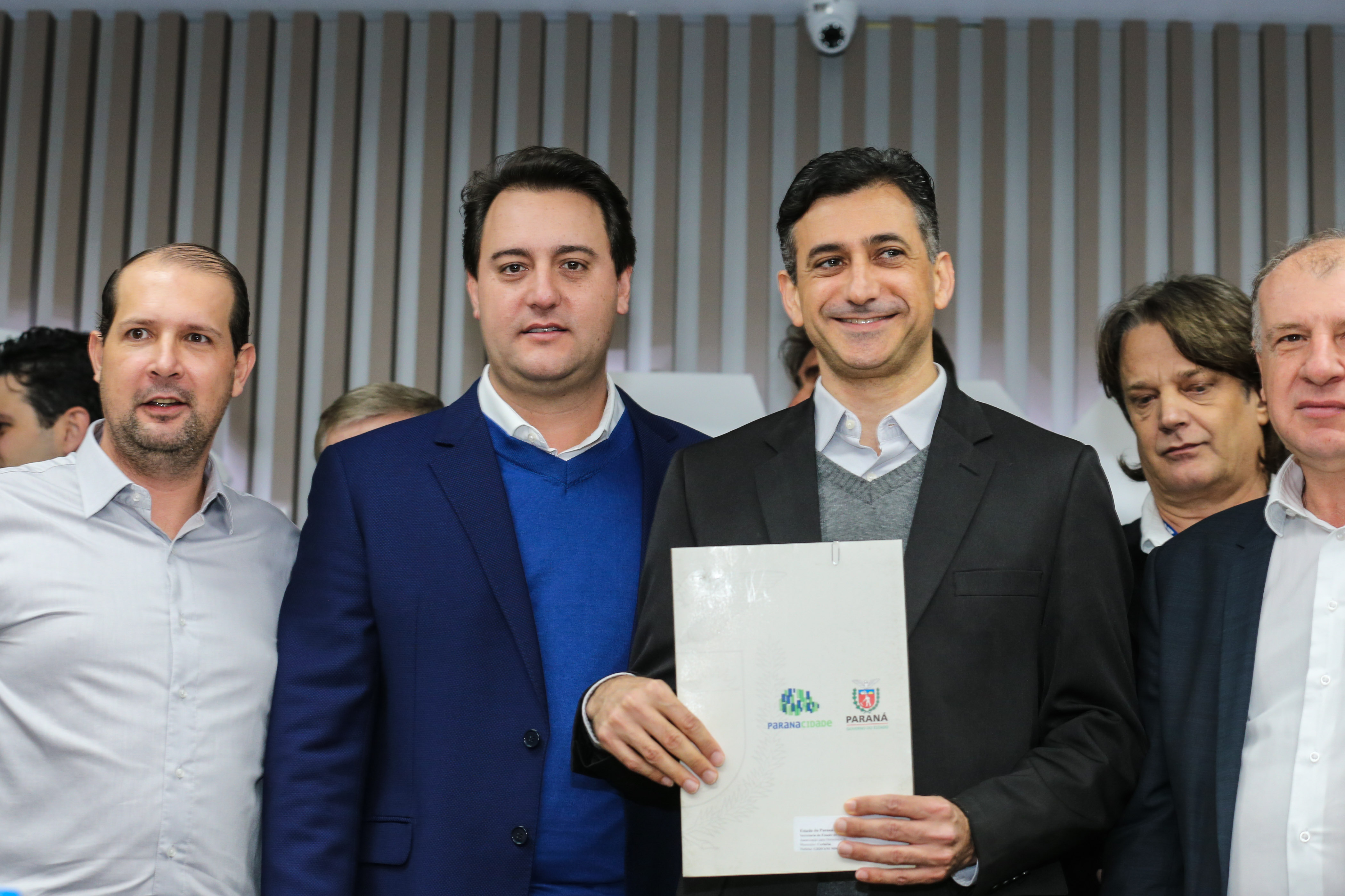 O governador Carlos Massa Ratinho Junior se reúne com prefeitos na sede da Associação dos Municípios do Oeste do Paraná (Amop) em Cascavel nesta sexta-feira (24), para confirmar recursos do Estado para investimentos nos municípios. No mesmo encontro são anunciados investimentos que a Copel fará na região Oeste nos próximos três anos. Cascavel, 24/05/2019 - Foto: Geraldo Bubniak/ANPr