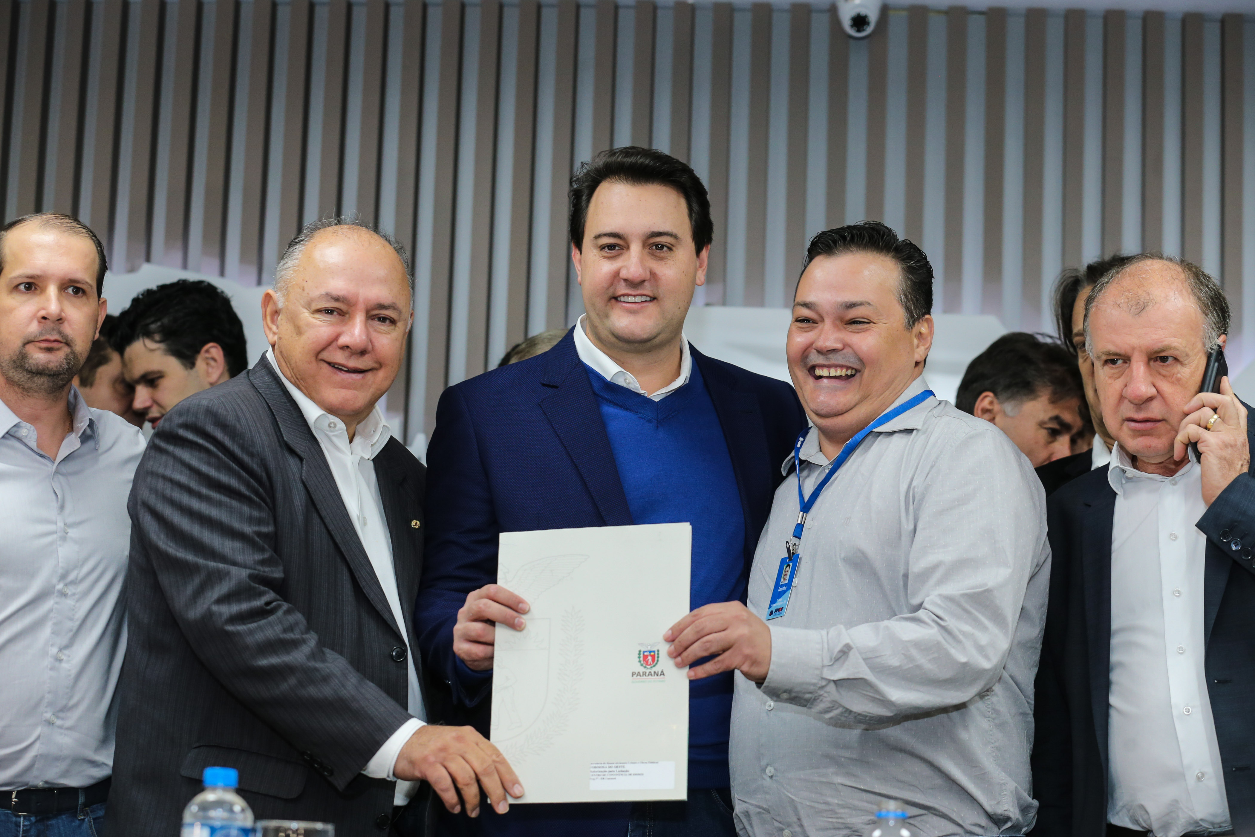 O governador Carlos Massa Ratinho Junior se reúne com prefeitos na sede da Associação dos Municípios do Oeste do Paraná (Amop) em Cascavel nesta sexta-feira (24), para confirmar recursos do Estado para investimentos nos municípios. No mesmo encontro são anunciados investimentos que a Copel fará na região Oeste nos próximos três anos. Cascavel, 24/05/2019 - Foto: Geraldo Bubniak/ANPr