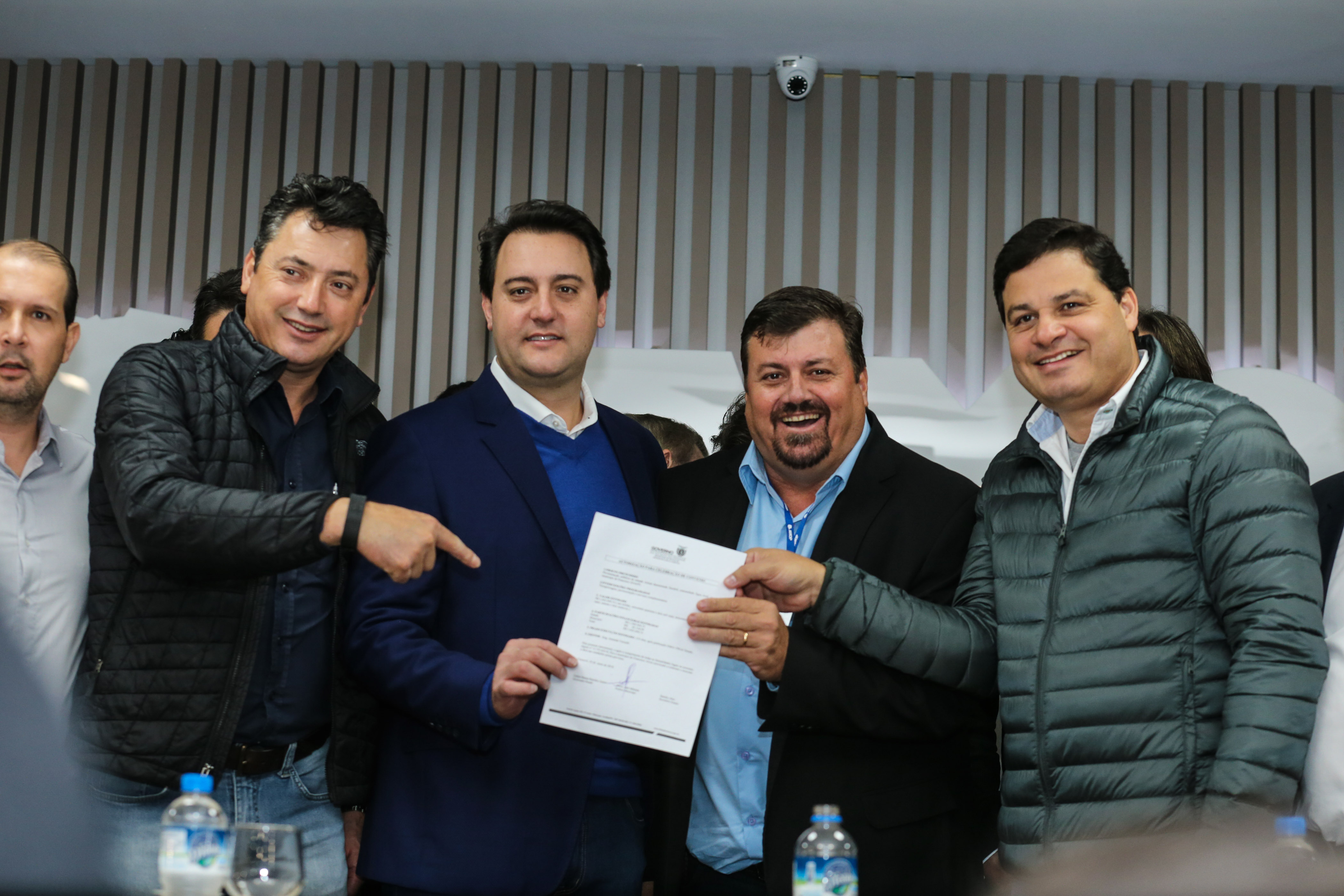 O governador Carlos Massa Ratinho Junior se reúne com prefeitos na sede da Associação dos Municípios do Oeste do Paraná (Amop) em Cascavel nesta sexta-feira (24), para confirmar recursos do Estado para investimentos nos municípios. No mesmo encontro são anunciados investimentos que a Copel fará na região Oeste nos próximos três anos. Cascavel, 24/05/2019 - Foto: Geraldo Bubniak/ANPr