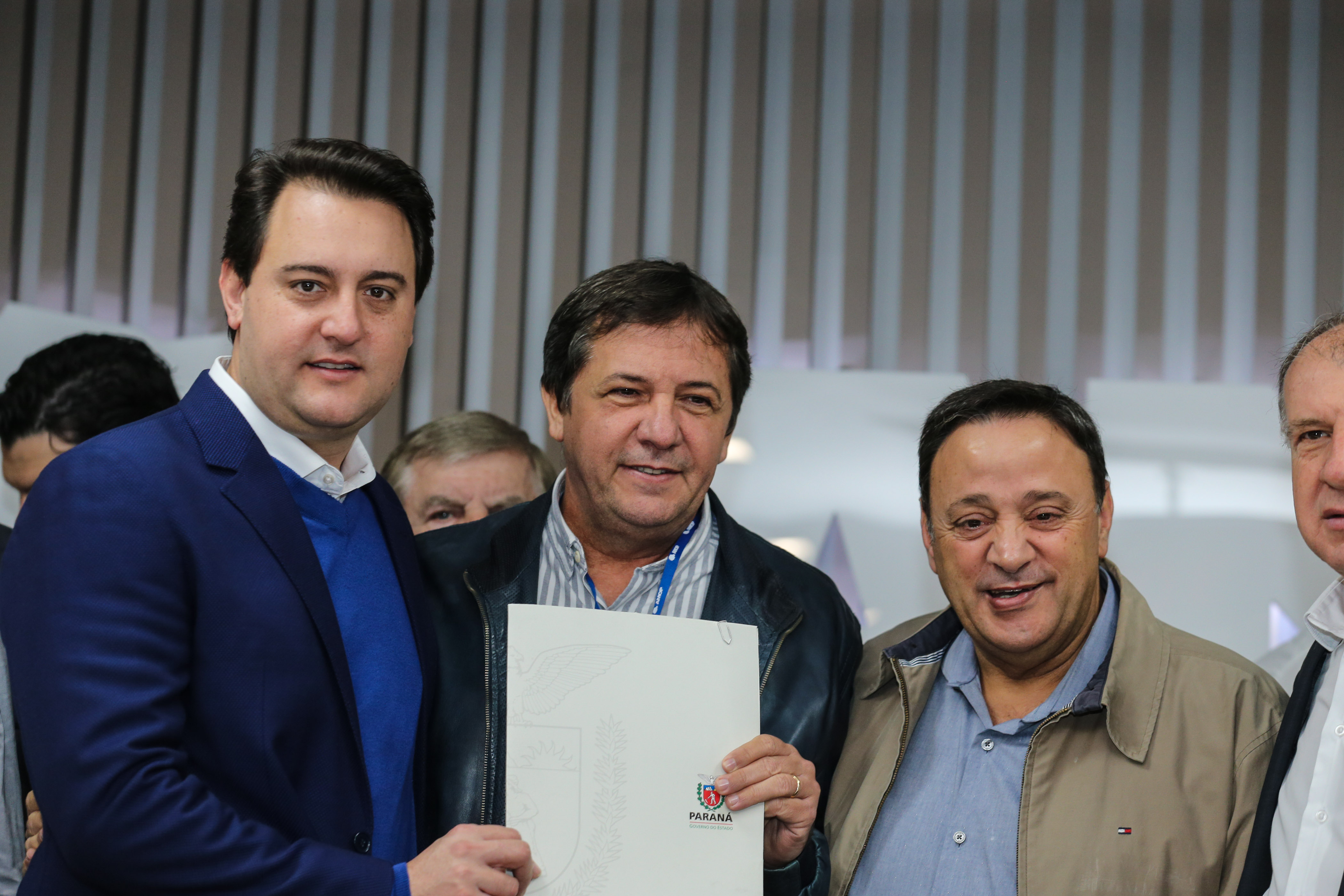 O governador Carlos Massa Ratinho Junior se reúne com prefeitos na sede da Associação dos Municípios do Oeste do Paraná (Amop) em Cascavel nesta sexta-feira (24), para confirmar recursos do Estado para investimentos nos municípios. No mesmo encontro são anunciados investimentos que a Copel fará na região Oeste nos próximos três anos. Cascavel, 24/05/2019 - Foto: Geraldo Bubniak/ANPr