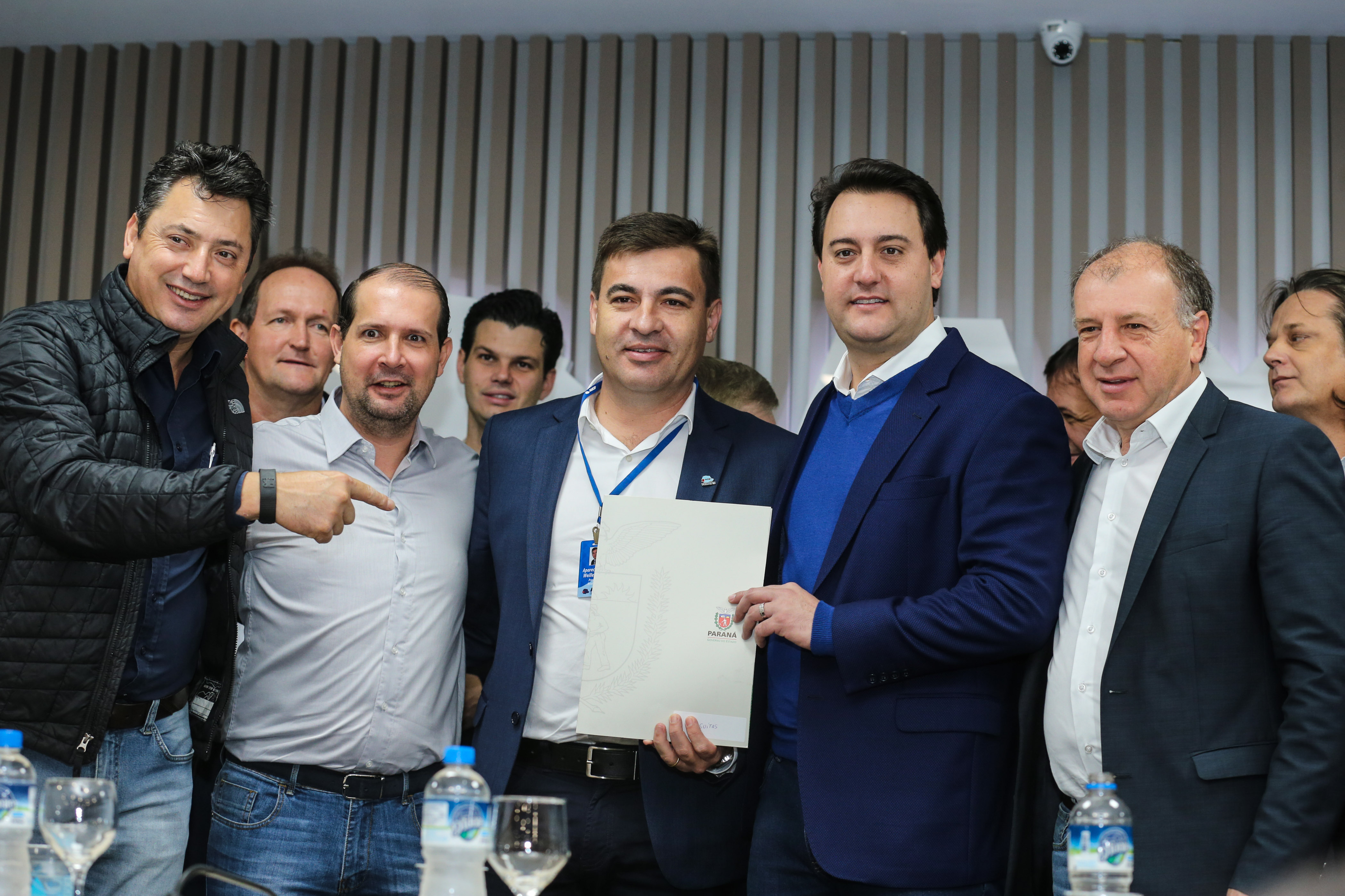 O governador Carlos Massa Ratinho Junior se reúne com prefeitos na sede da Associação dos Municípios do Oeste do Paraná (Amop) em Cascavel nesta sexta-feira (24), para confirmar recursos do Estado para investimentos nos municípios. No mesmo encontro são anunciados investimentos que a Copel fará na região Oeste nos próximos três anos. Cascavel, 24/05/2019 - Foto: Geraldo Bubniak/ANPr