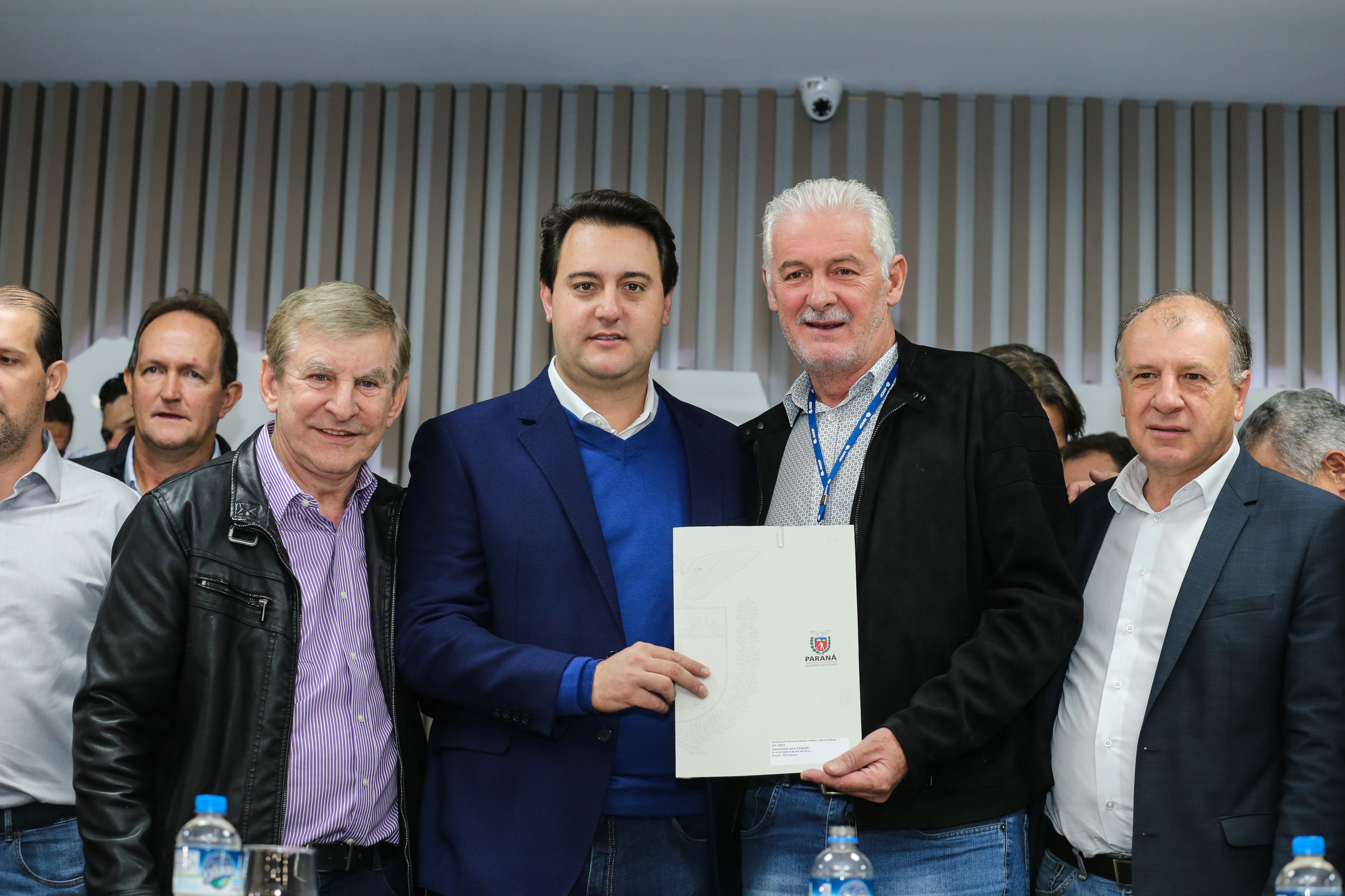 O governador Carlos Massa Ratinho Junior se reúne com prefeitos na sede da Associação dos Municípios do Oeste do Paraná (Amop) em Cascavel nesta sexta-feira (24), para confirmar recursos do Estado para investimentos nos municípios. No mesmo encontro são anunciados investimentos que a Copel fará na região Oeste nos próximos três anos. Cascavel, 24/05/2019 - Foto: Geraldo Bubniak/ANPr