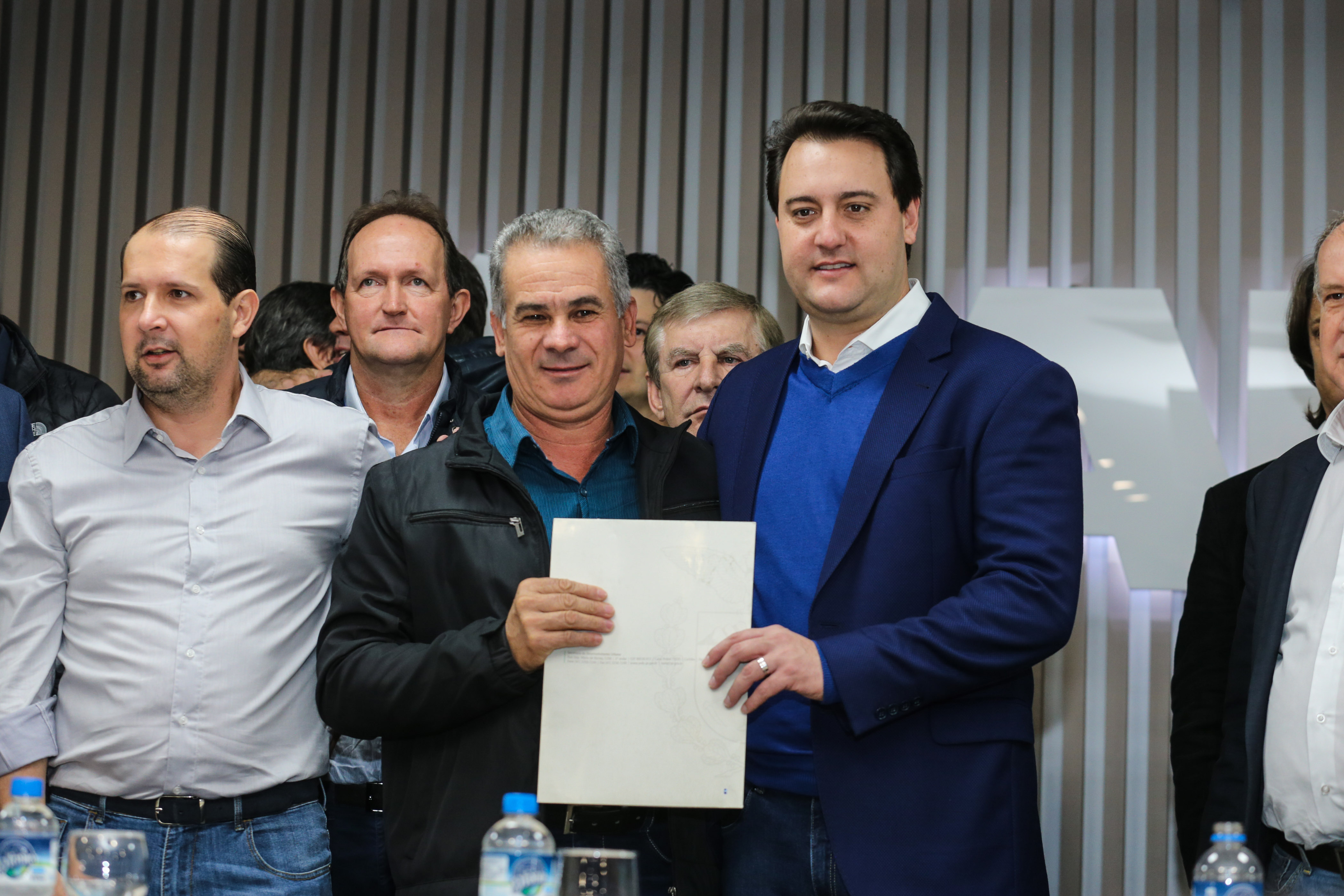 O governador Carlos Massa Ratinho Junior se reúne com prefeitos na sede da Associação dos Municípios do Oeste do Paraná (Amop) em Cascavel nesta sexta-feira (24), para confirmar recursos do Estado para investimentos nos municípios. No mesmo encontro são anunciados investimentos que a Copel fará na região Oeste nos próximos três anos. Cascavel, 24/05/2019 - Foto: Geraldo Bubniak/ANPr
