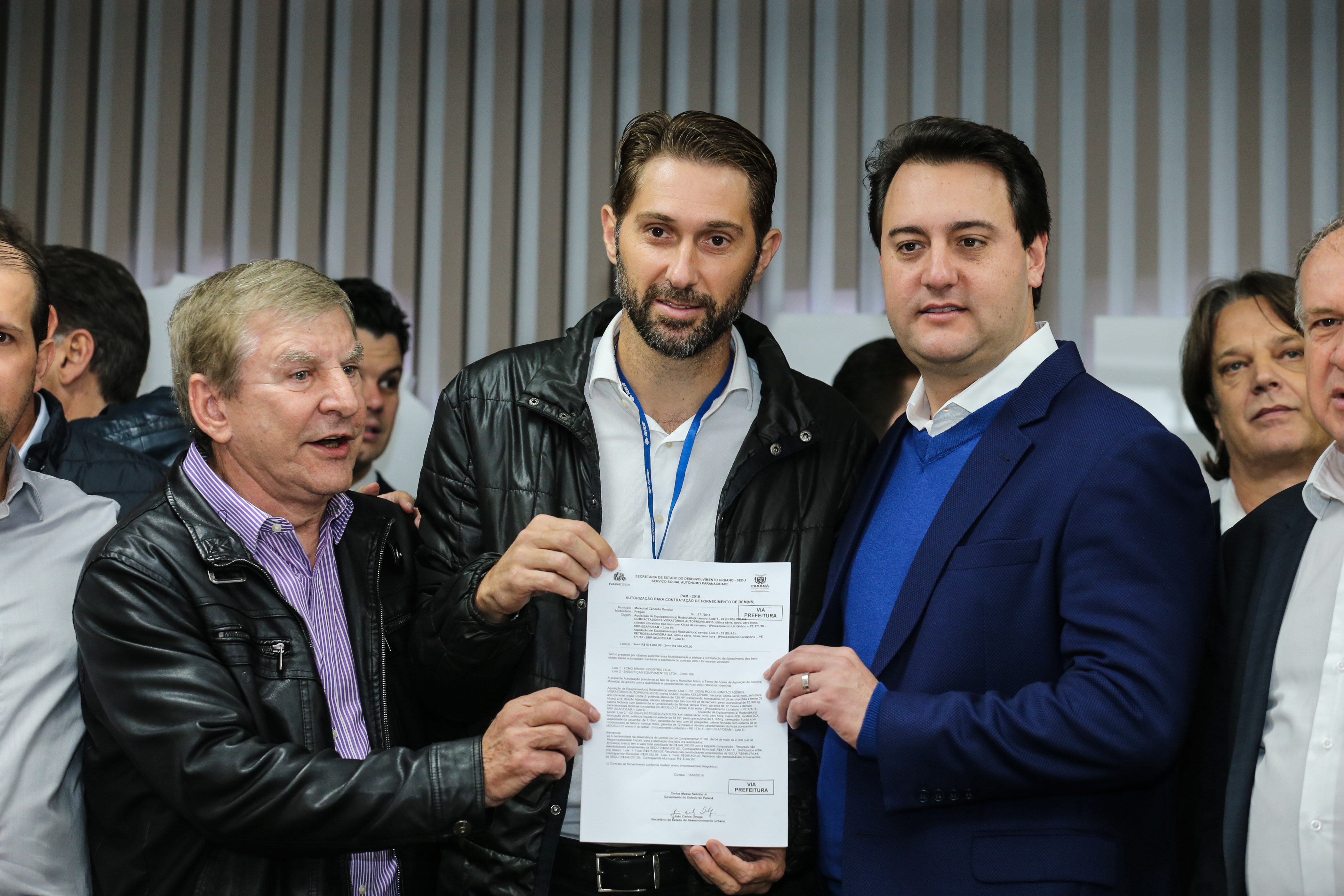 O governador Carlos Massa Ratinho Junior se reúne com prefeitos na sede da Associação dos Municípios do Oeste do Paraná (Amop) em Cascavel nesta sexta-feira (24), para confirmar recursos do Estado para investimentos nos municípios. No mesmo encontro são anunciados investimentos que a Copel fará na região Oeste nos próximos três anos. Cascavel, 24/05/2019 - Foto: Geraldo Bubniak/ANPr