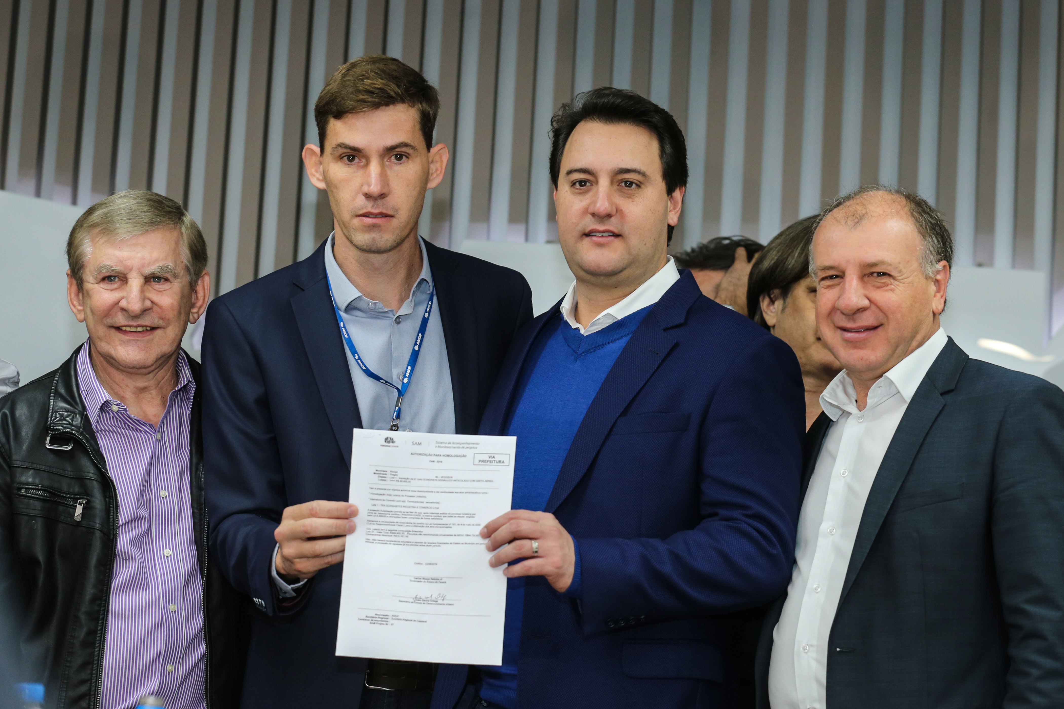 O governador Carlos Massa Ratinho Junior se reúne com prefeitos na sede da Associação dos Municípios do Oeste do Paraná (Amop) em Cascavel nesta sexta-feira (24), para confirmar recursos do Estado para investimentos nos municípios. No mesmo encontro são anunciados investimentos que a Copel fará na região Oeste nos próximos três anos. Cascavel, 24/05/2019 - Foto: Geraldo Bubniak/ANPr