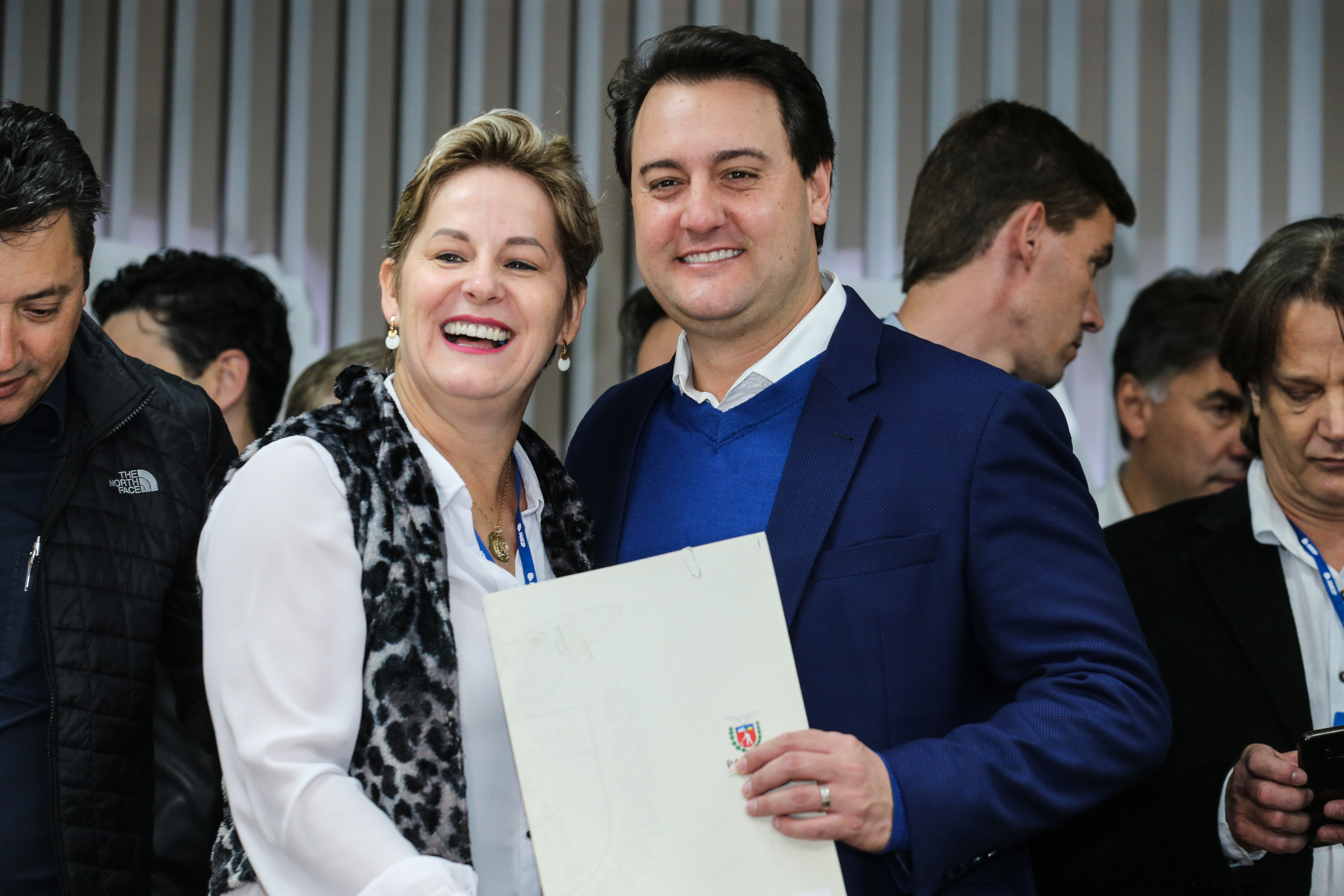 O governador Carlos Massa Ratinho Junior se reúne com prefeitos na sede da Associação dos Municípios do Oeste do Paraná (Amop) em Cascavel nesta sexta-feira (24), para confirmar recursos do Estado para investimentos nos municípios. No mesmo encontro são anunciados investimentos que a Copel fará na região Oeste nos próximos três anos. Cascavel, 24/05/2019 - Foto: Geraldo Bubniak/ANPr