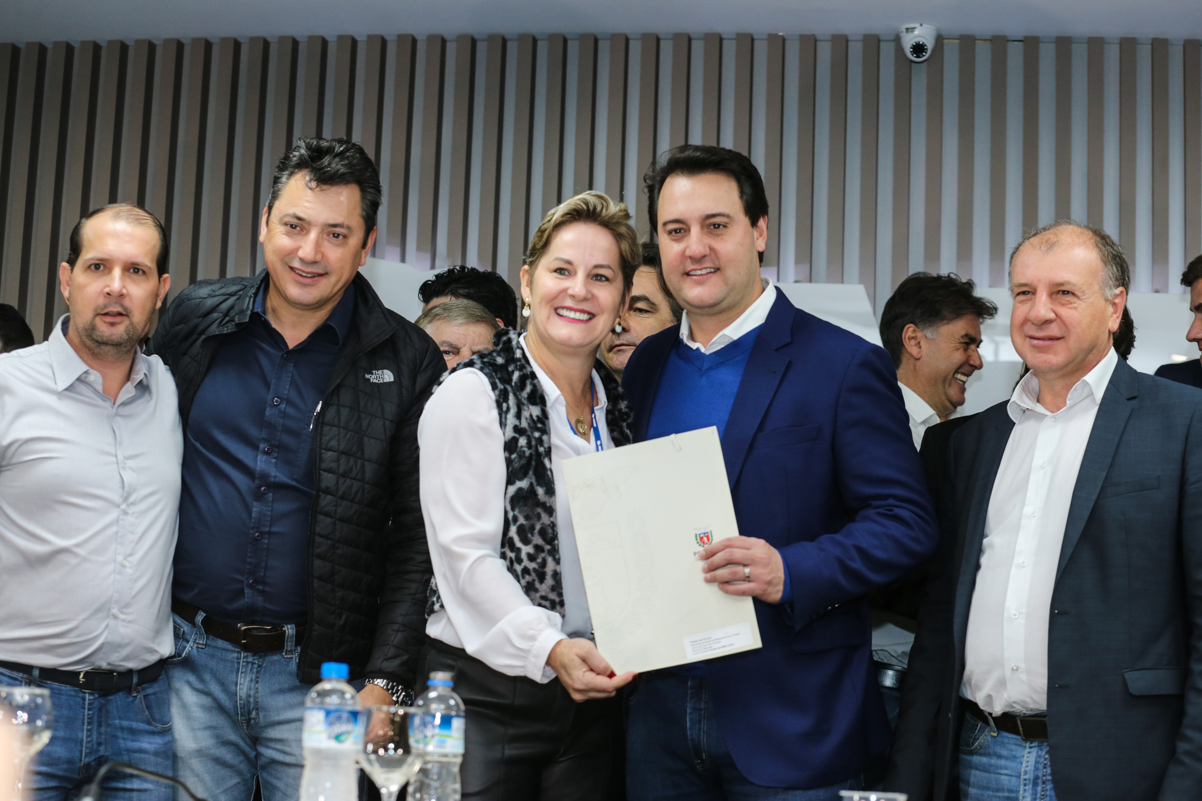 O governador Carlos Massa Ratinho Junior se reúne com prefeitos na sede da Associação dos Municípios do Oeste do Paraná (Amop) em Cascavel nesta sexta-feira (24), para confirmar recursos do Estado para investimentos nos municípios. No mesmo encontro são anunciados investimentos que a Copel fará na região Oeste nos próximos três anos. Cascavel, 24/05/2019 - Foto: Geraldo Bubniak/ANPr