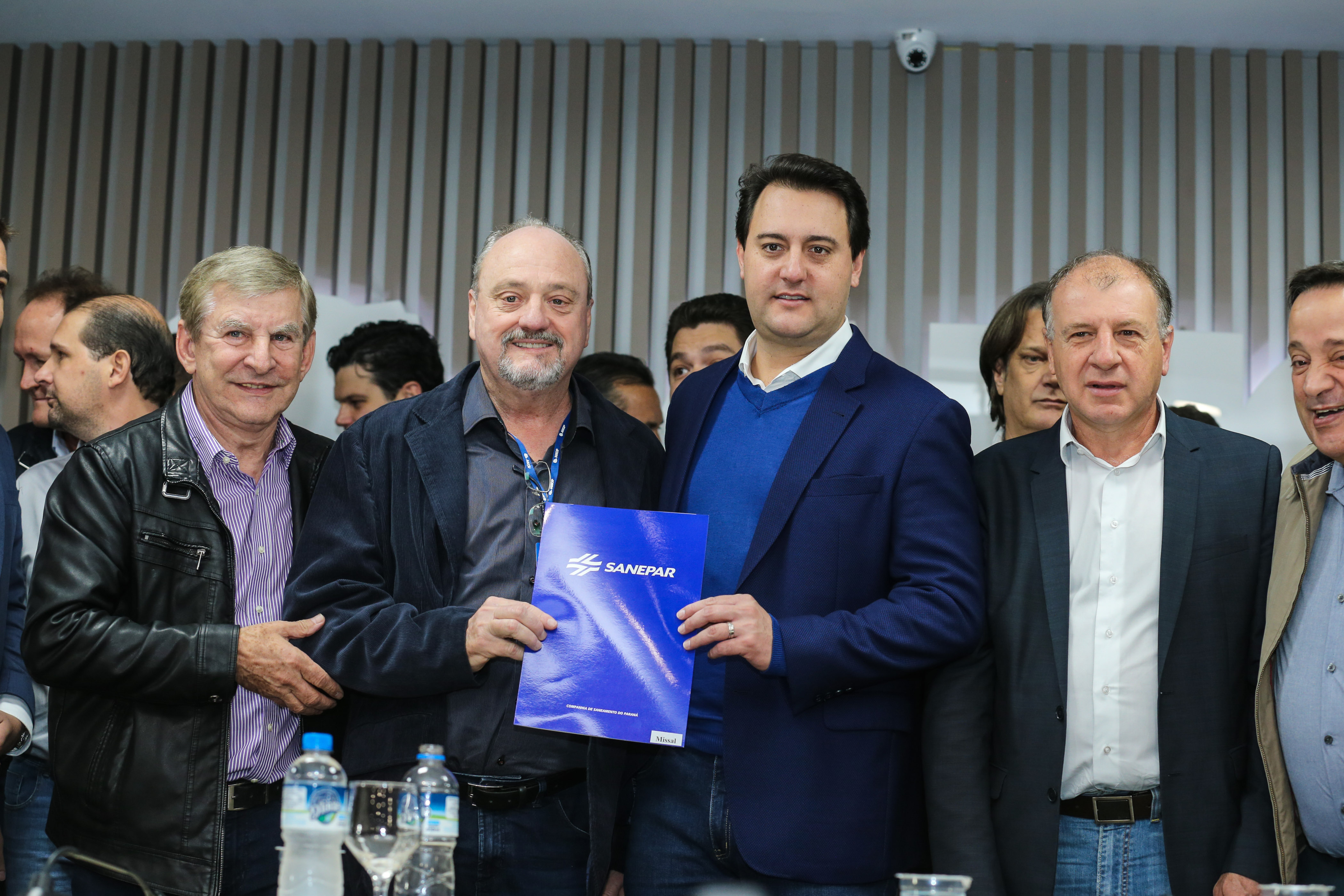 O governador Carlos Massa Ratinho Junior se reúne com prefeitos na sede da Associação dos Municípios do Oeste do Paraná (Amop) em Cascavel nesta sexta-feira (24), para confirmar recursos do Estado para investimentos nos municípios. No mesmo encontro são anunciados investimentos que a Copel fará na região Oeste nos próximos três anos. Cascavel, 24/05/2019 - Foto: Geraldo Bubniak/ANPr